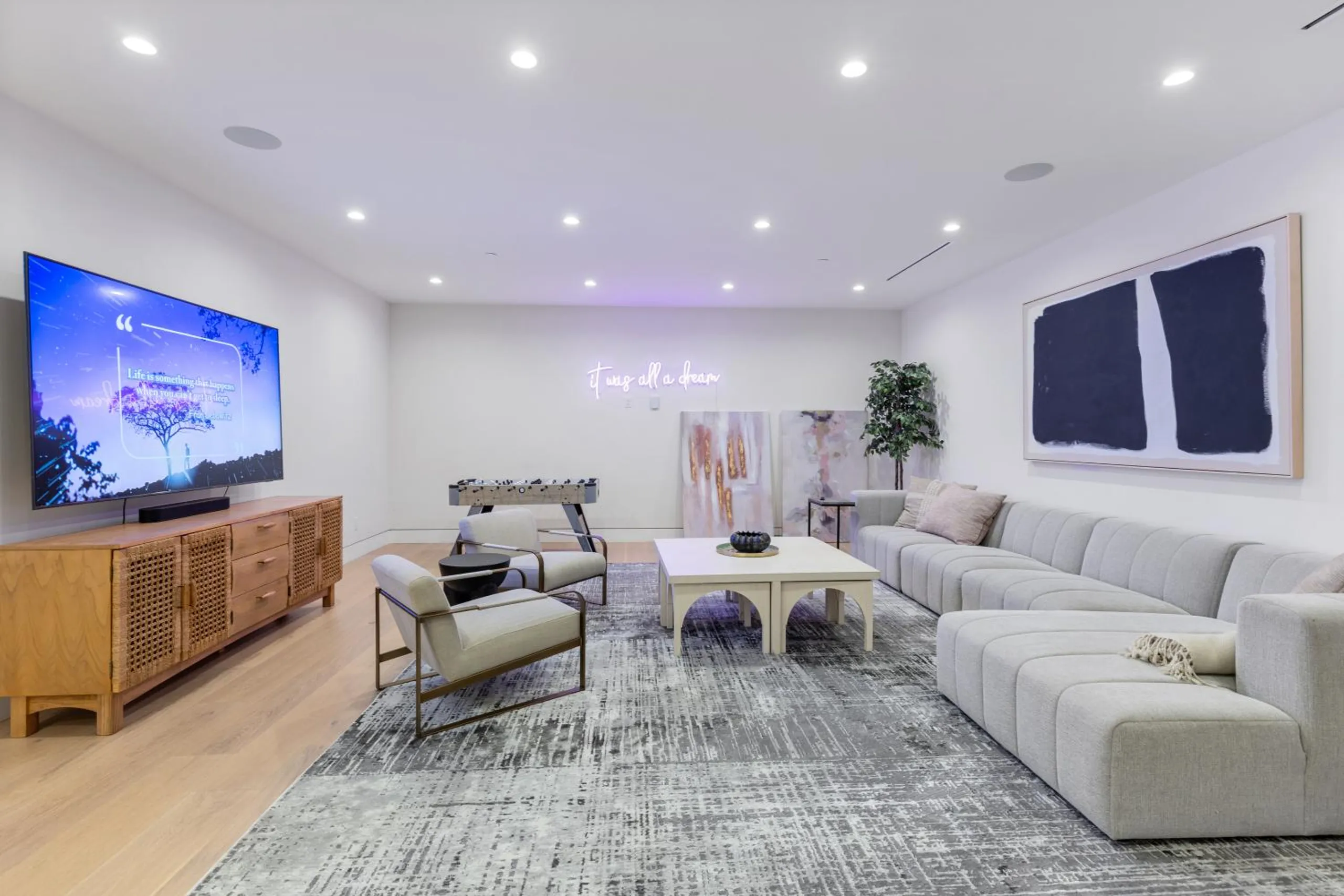 Exquisite Hollywood Villa with Invigorating Pool and Fitness Room — photograph 5