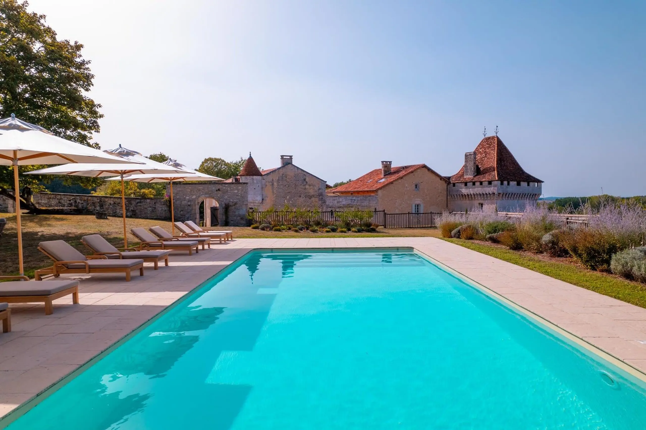 Elegant Chateau with Invigorating Pool — photograph 2