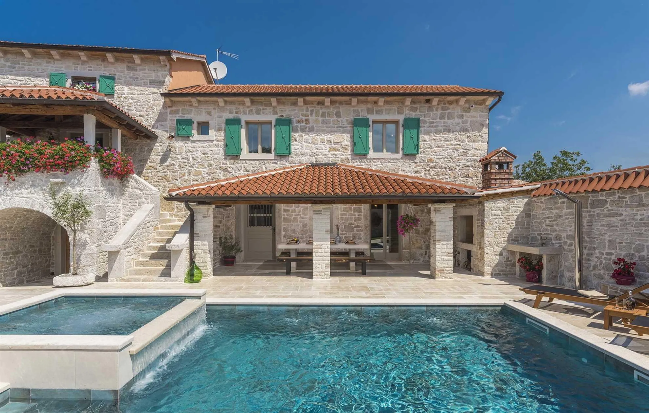 Tranquil Haven Villa with Pool and Jacuzzi near Porec, Istria — photograph 2