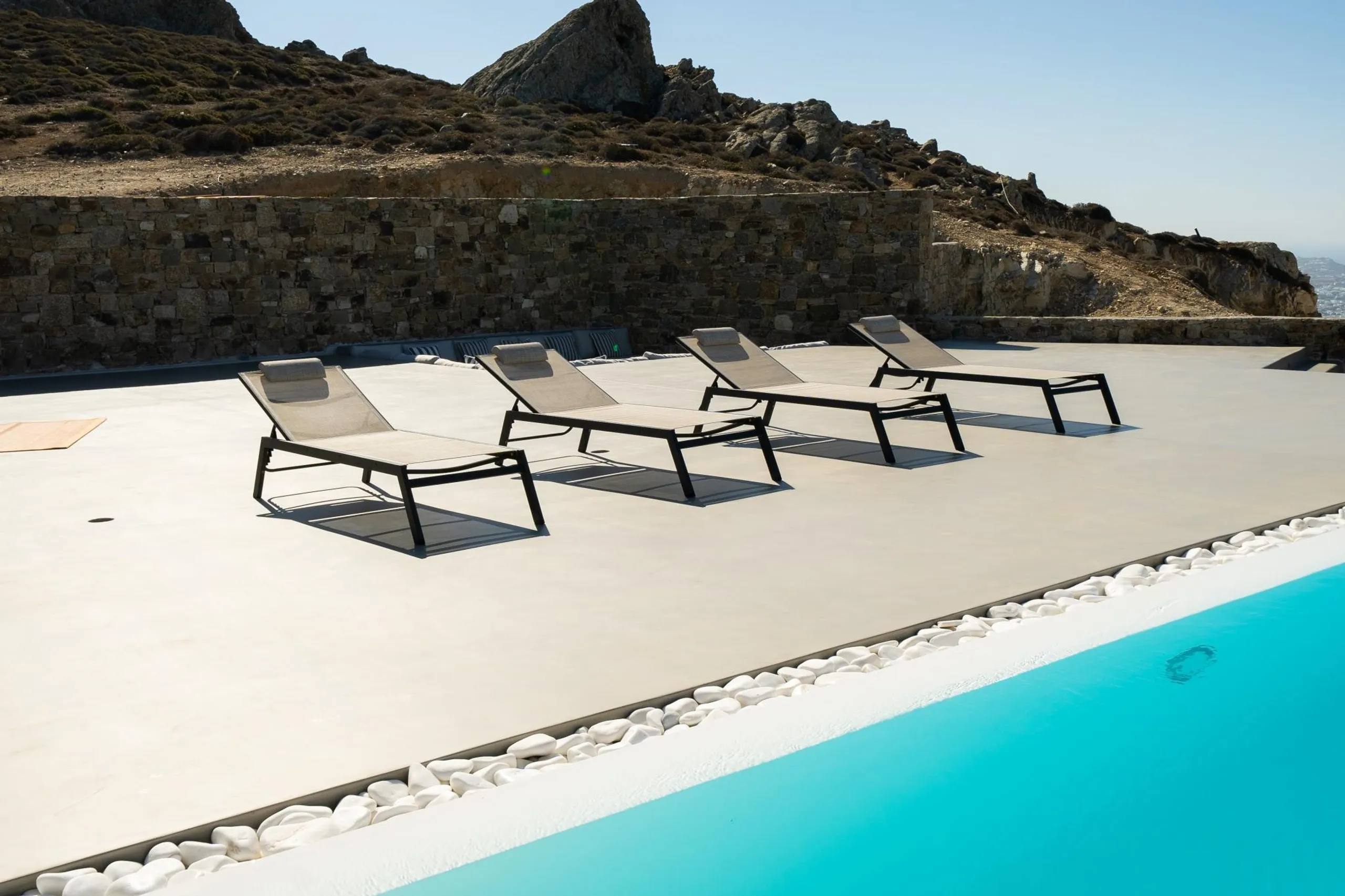 Exquisite Mykonos Estate with Infinity Pool and Ocean Views — photograph 4