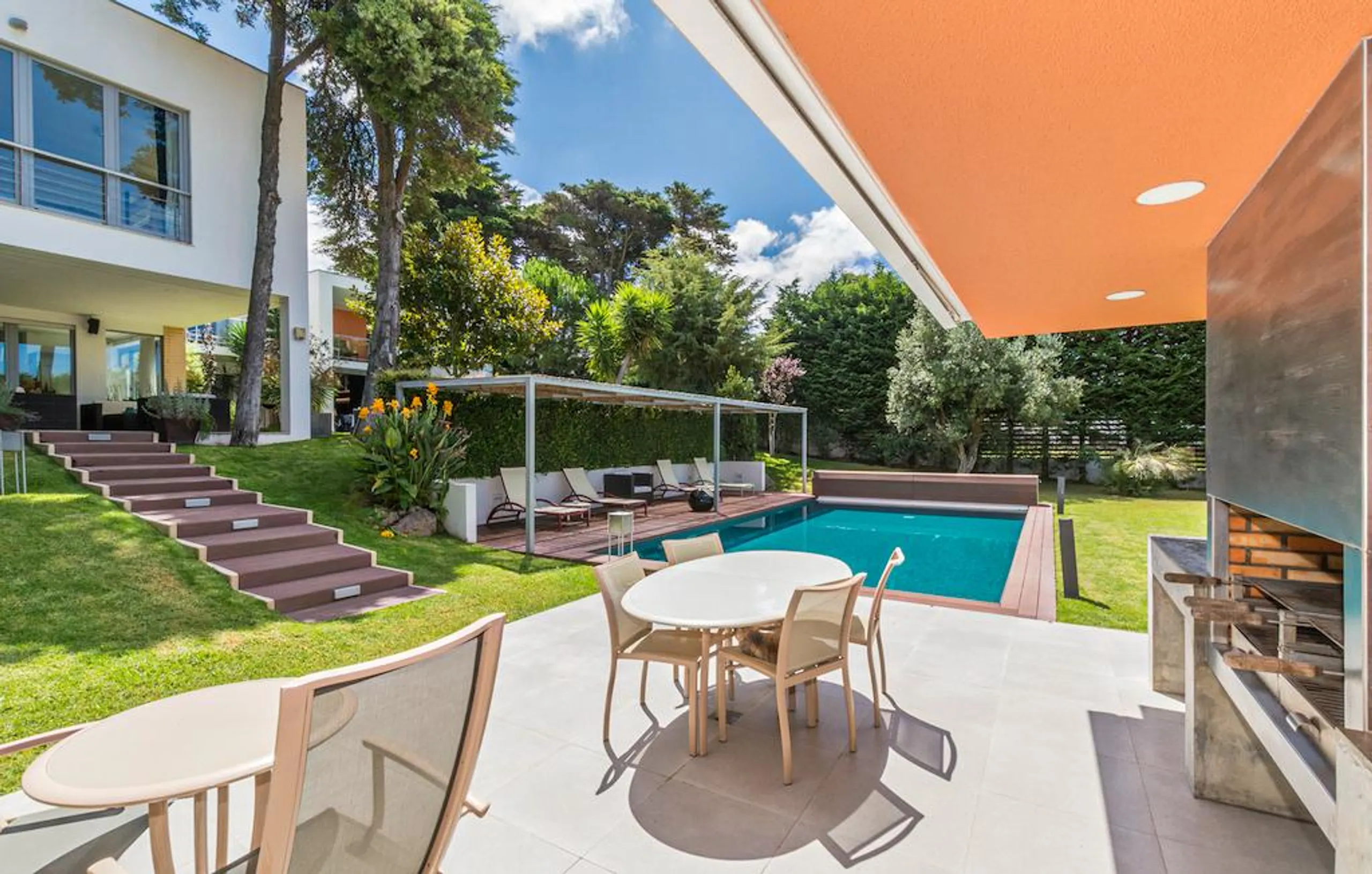 Plush and Inviting Villa with Private Pool and Gardens — photograph 10