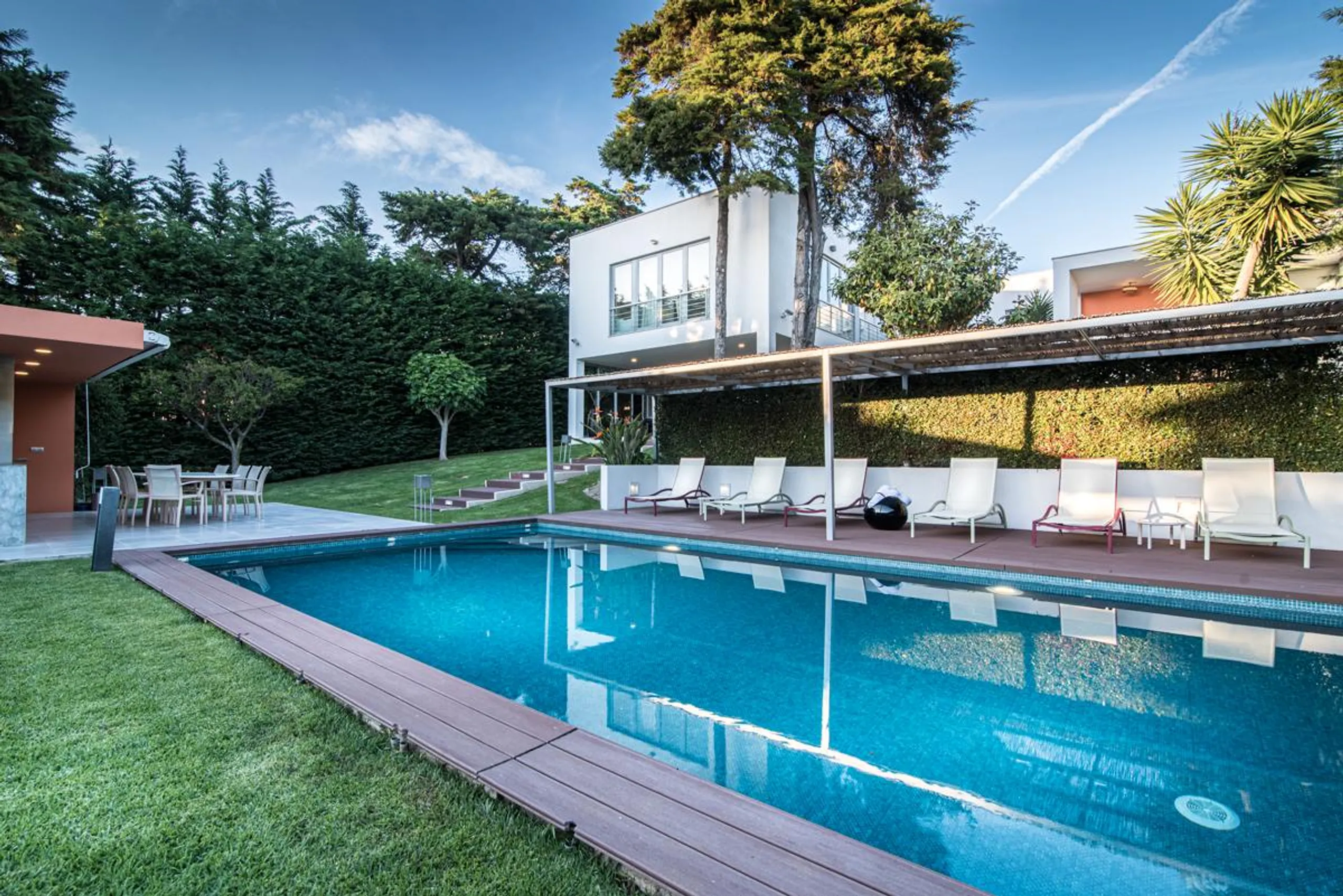 Plush and Inviting Villa with Private Pool and Gardens — photograph 2