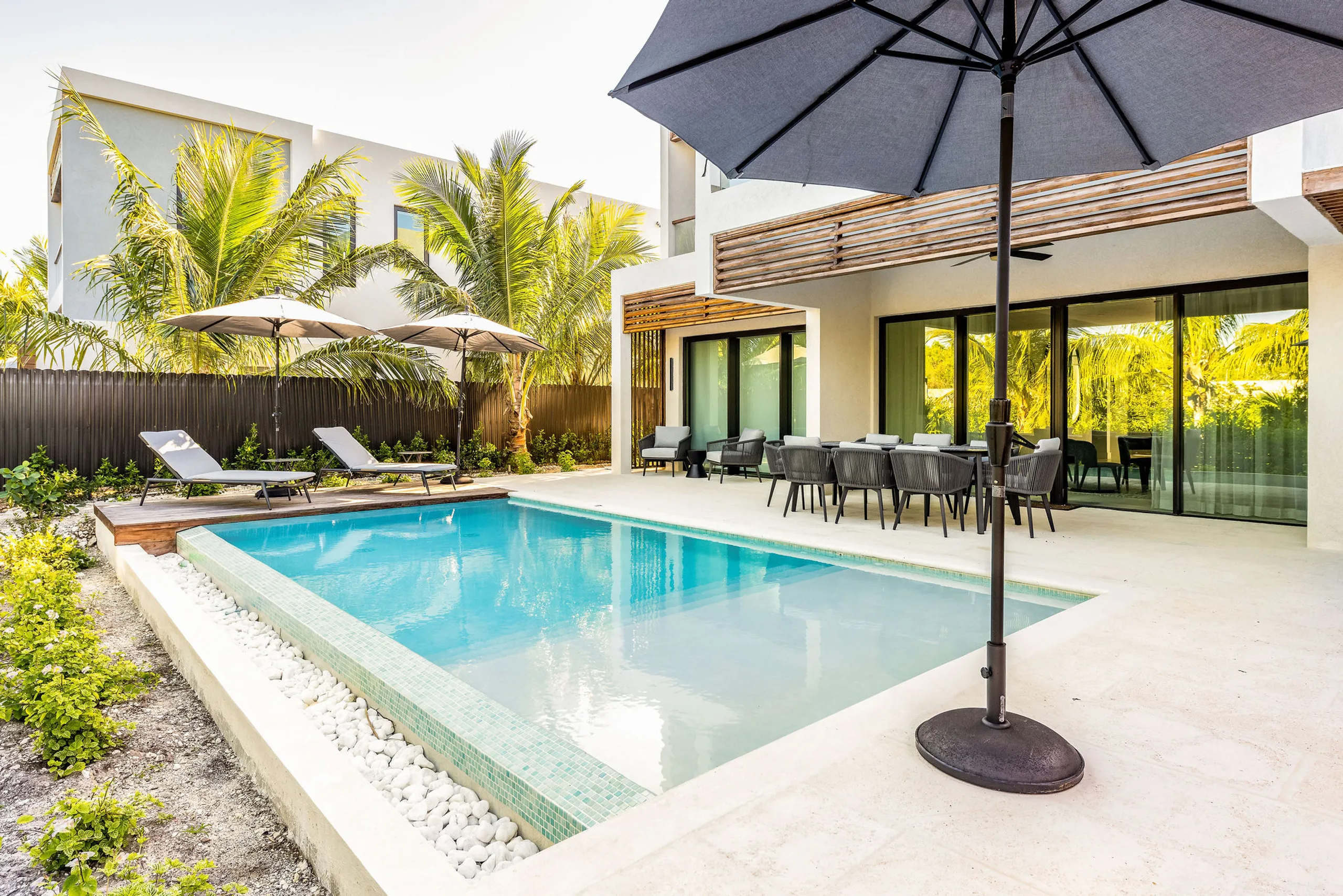 Contemporary 3 Bedroom Villa with Private Pool, & Lush Garden — photograph 3