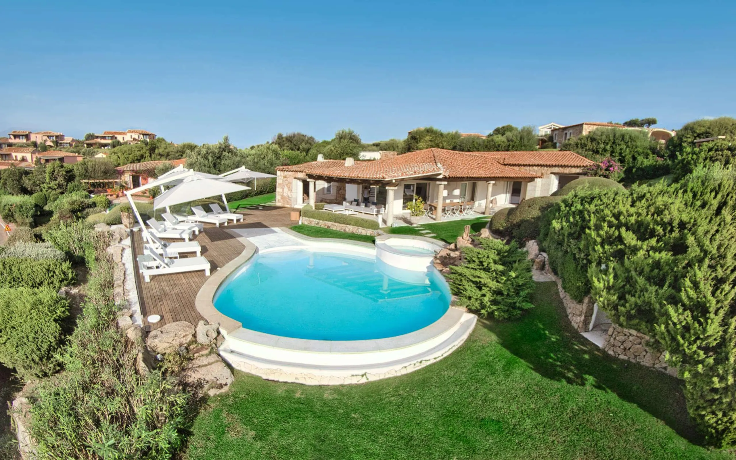 Unveiling tranquility in a Five-Bedroom Haven with Poolside Bliss. — photograph 2