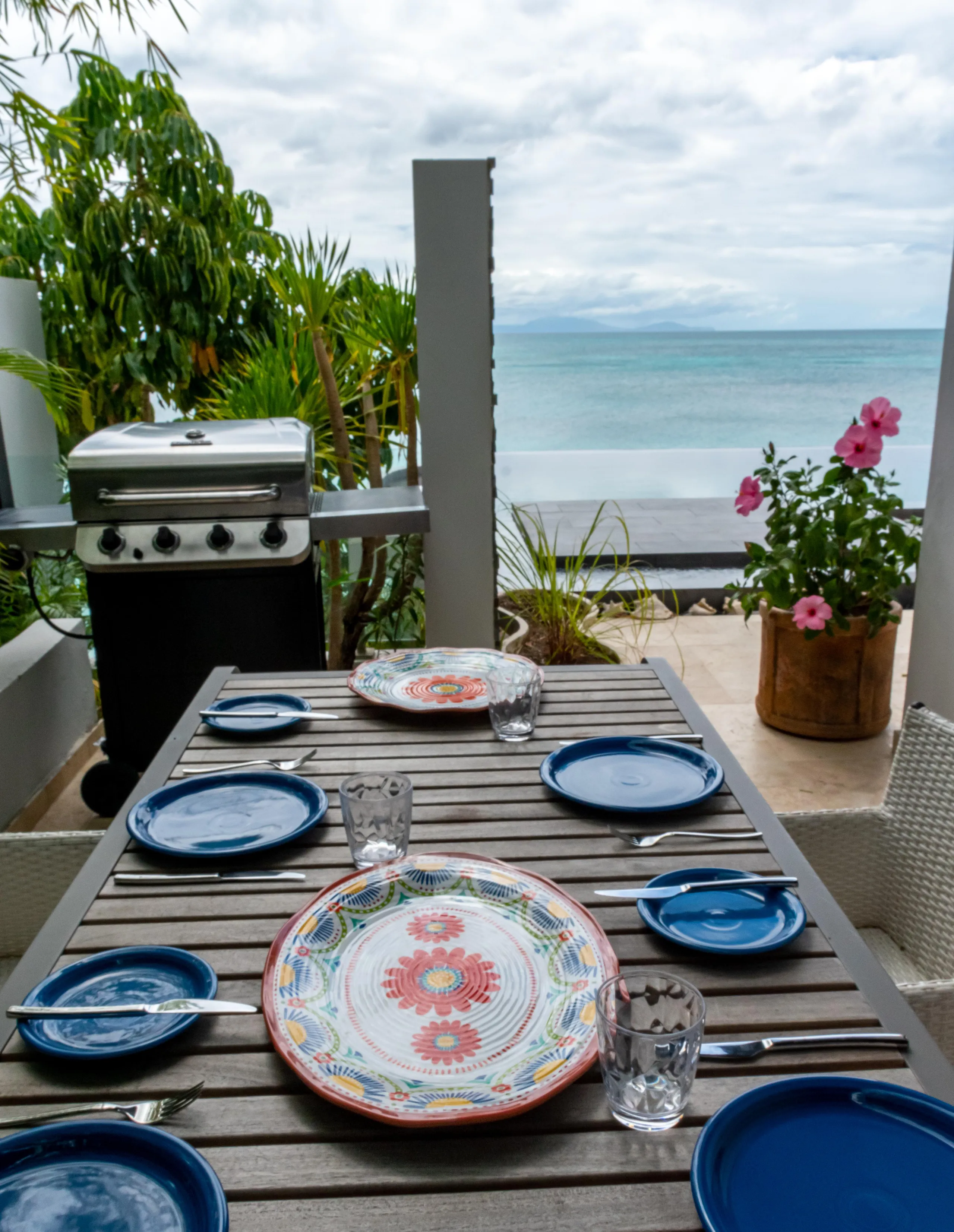 Indulgent Four-Bedroom Villa with Wrap-Around Infinity Pool, Private Gardens and Ocean Views — photograph 7