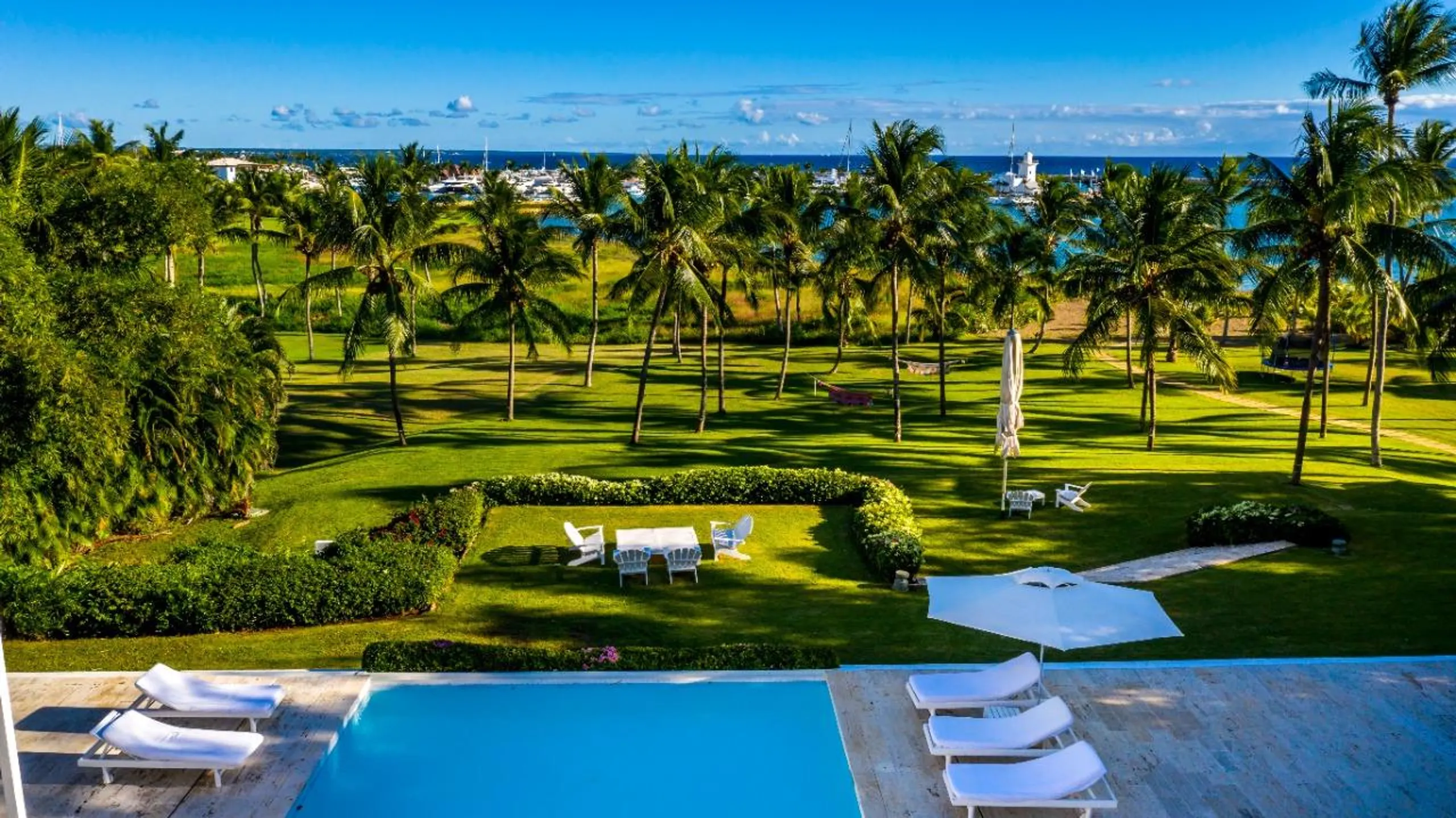 Spectacular Villa with Private Pool, Garden and Unobstructed Ocean Views — photograph 5