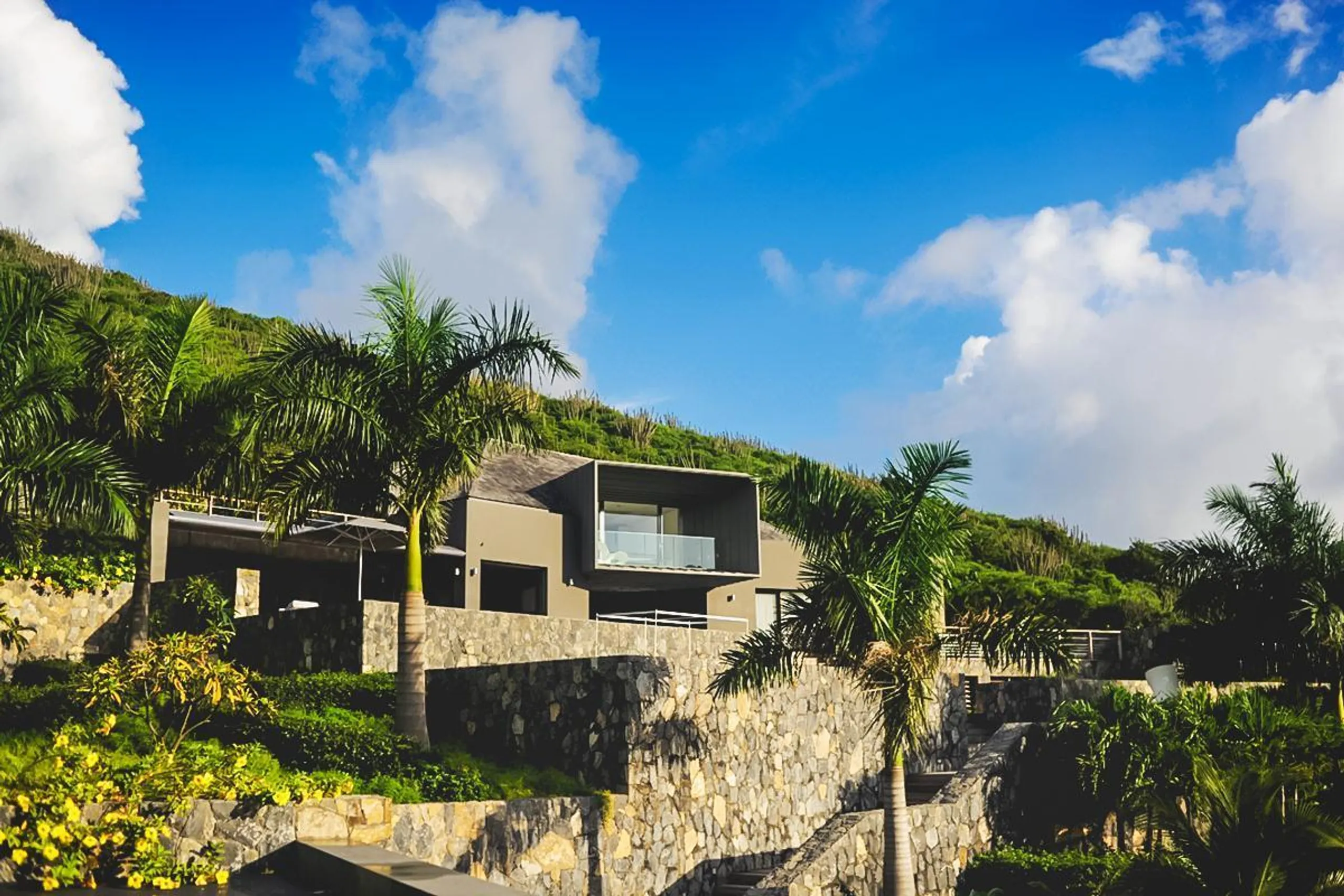 Exquisite Luxury Estate with Private Pool and Fitness Room — photograph 5