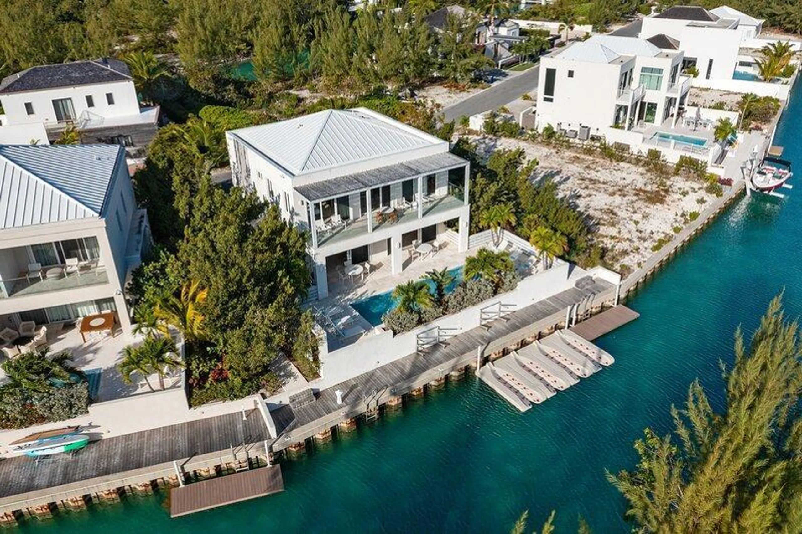 Modern Contemporary Canal Villa With Private Pool — photograph 2