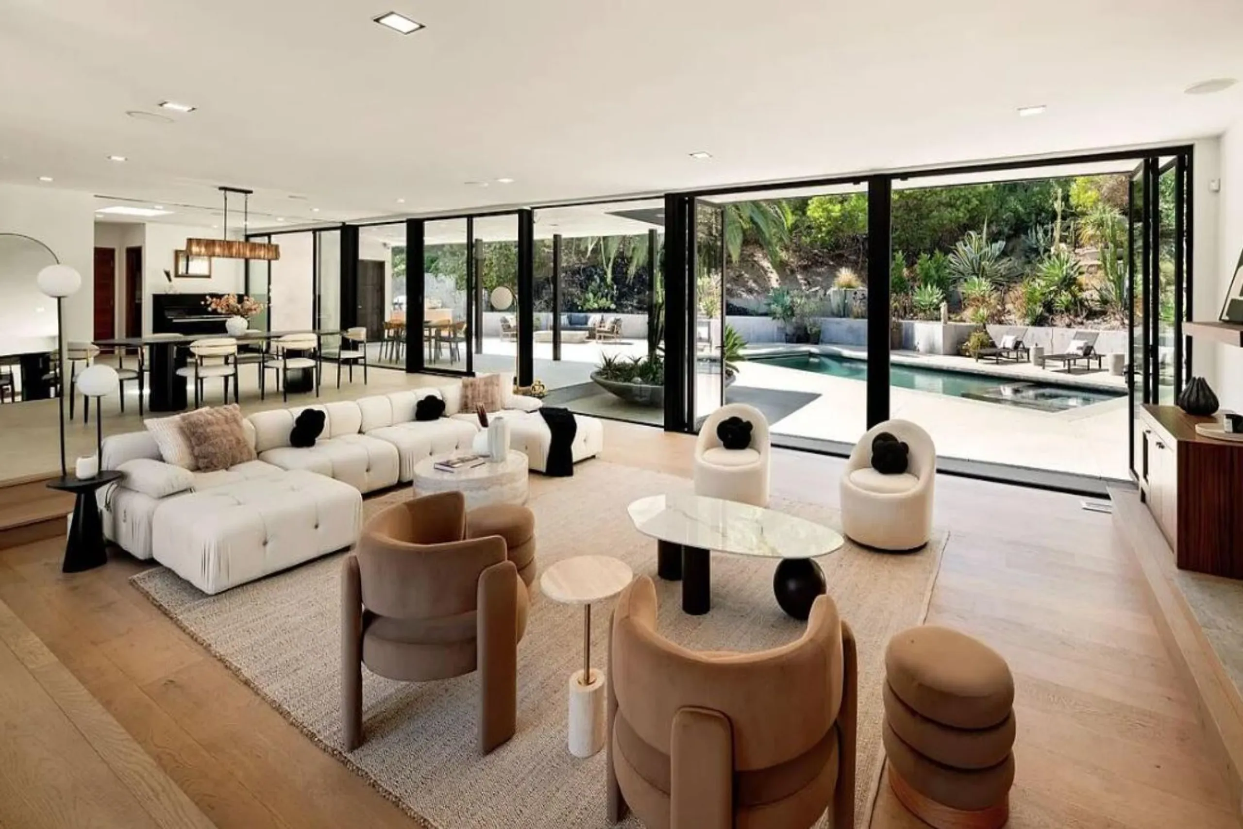 Legacy Beverly Hills Estate with Modern Luxury with Pool, Theater & Gym — photograph 6