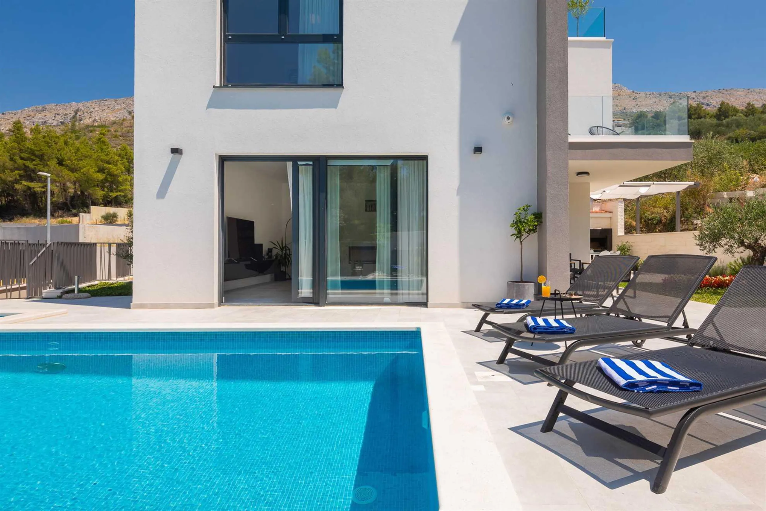 Alluring Contemporary Villa with Private Pool and Modern Kitchen — photograph 6