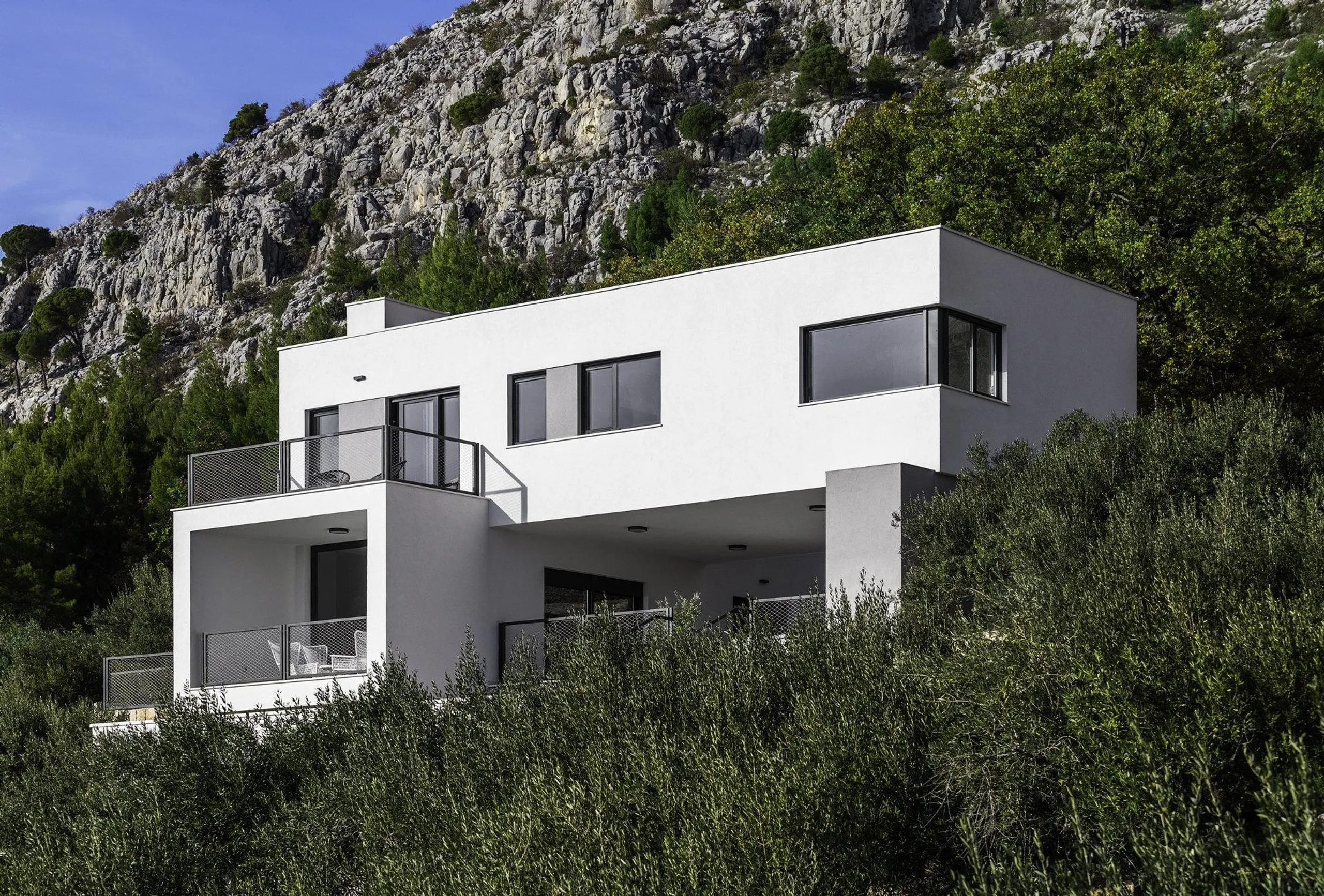 Princely 4-Star Villa with Private Pool and Mountain Views near Split — photograph 9