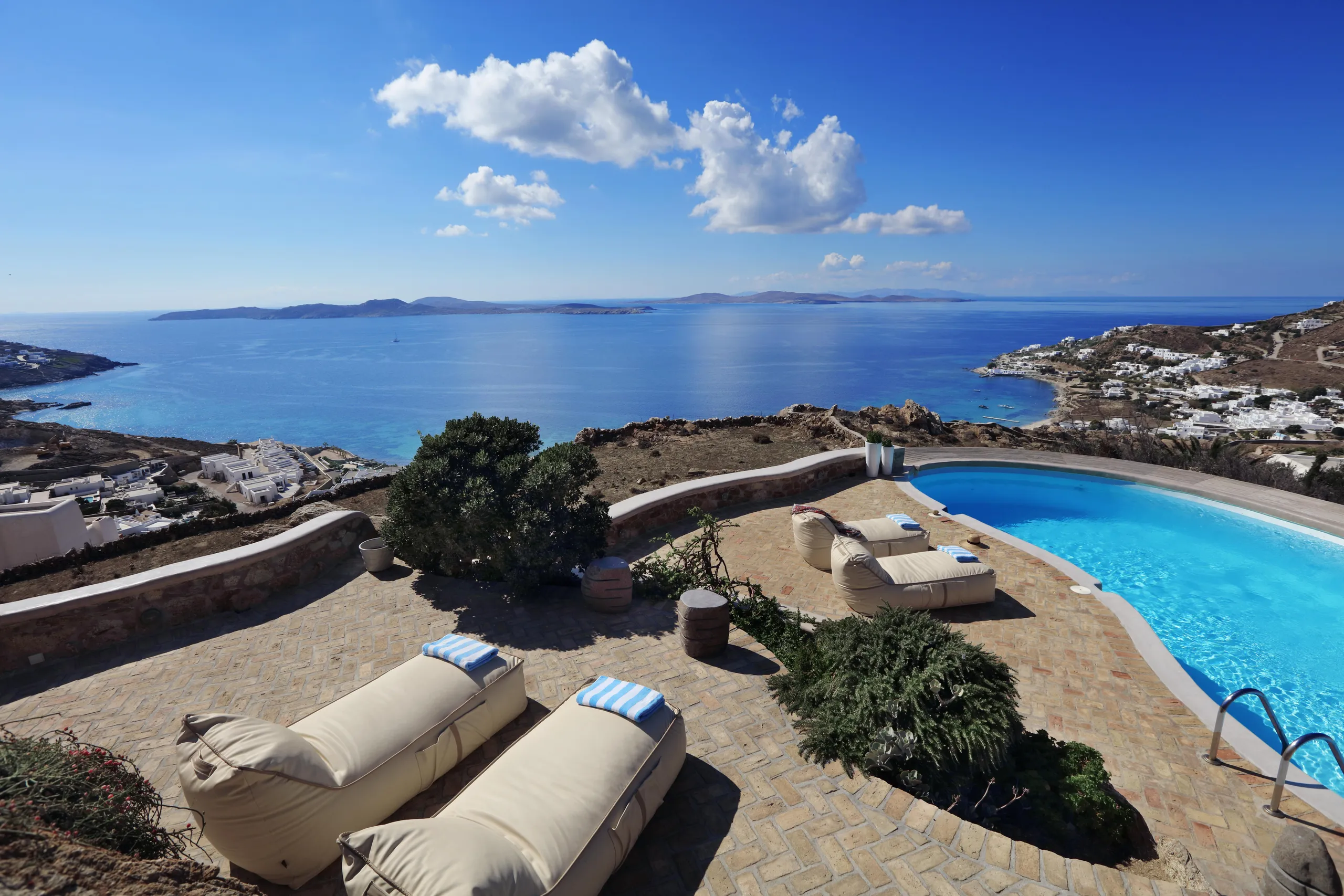 Hilltop Luminous Villa with Private Pool and Ocean Views — photograph 2