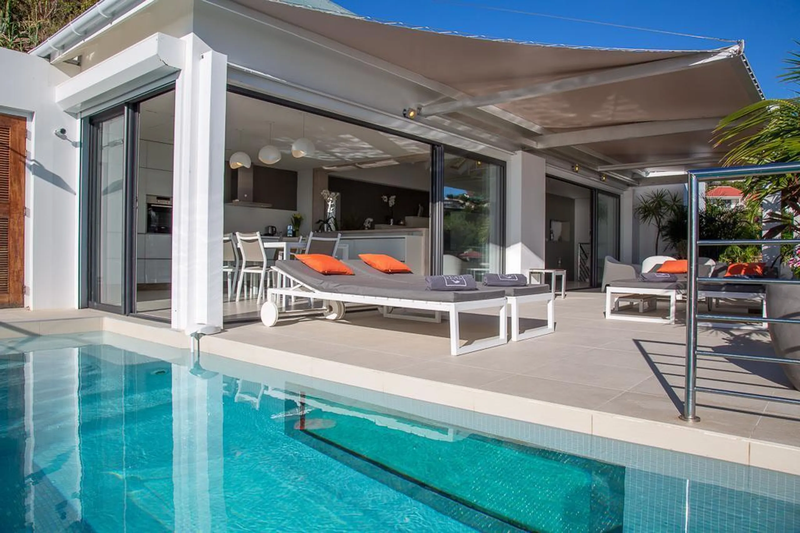 Prestigious Paradise Villa with Private Pool and Serene Ocean Views — photograph 2