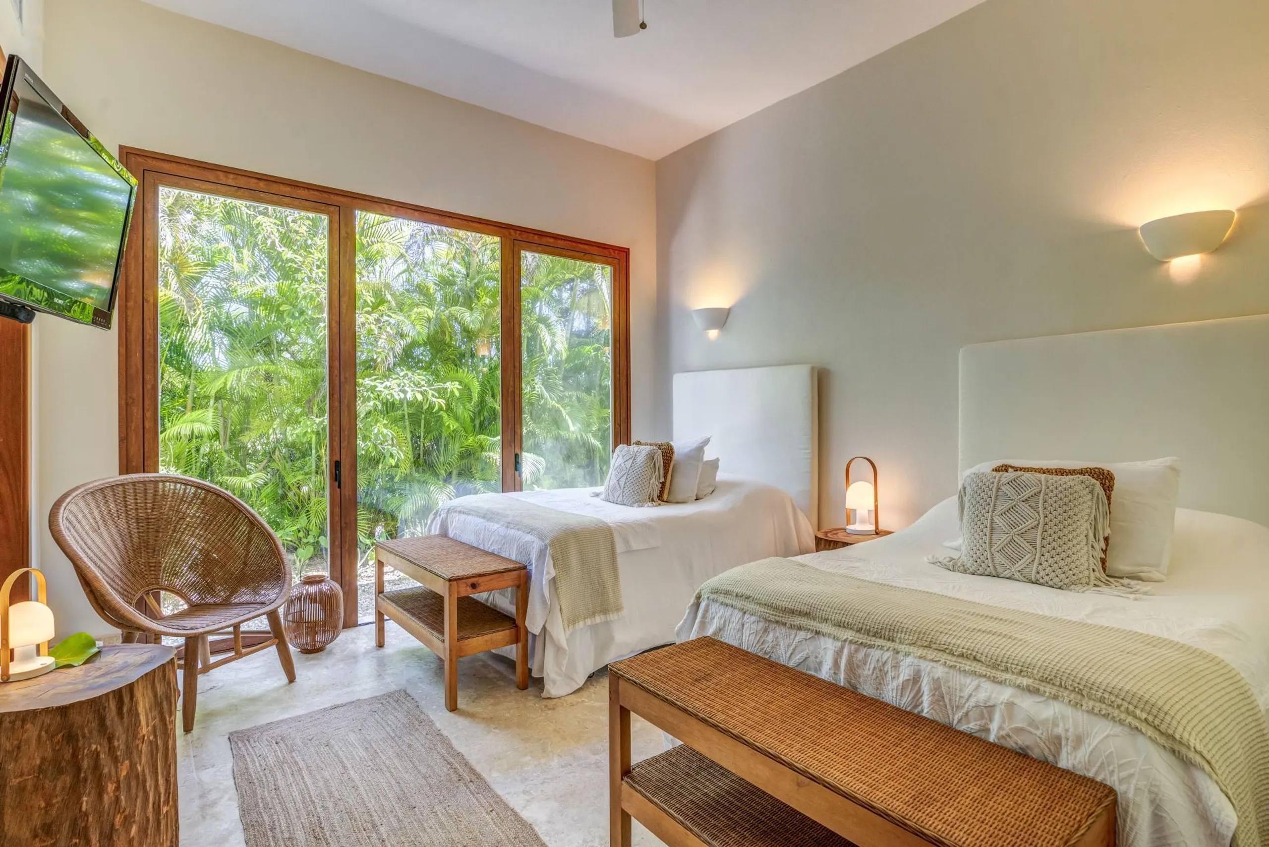Sophisticated Colonial Villa with Stunning Golf Course Views and Modern Comforts — photograph 11