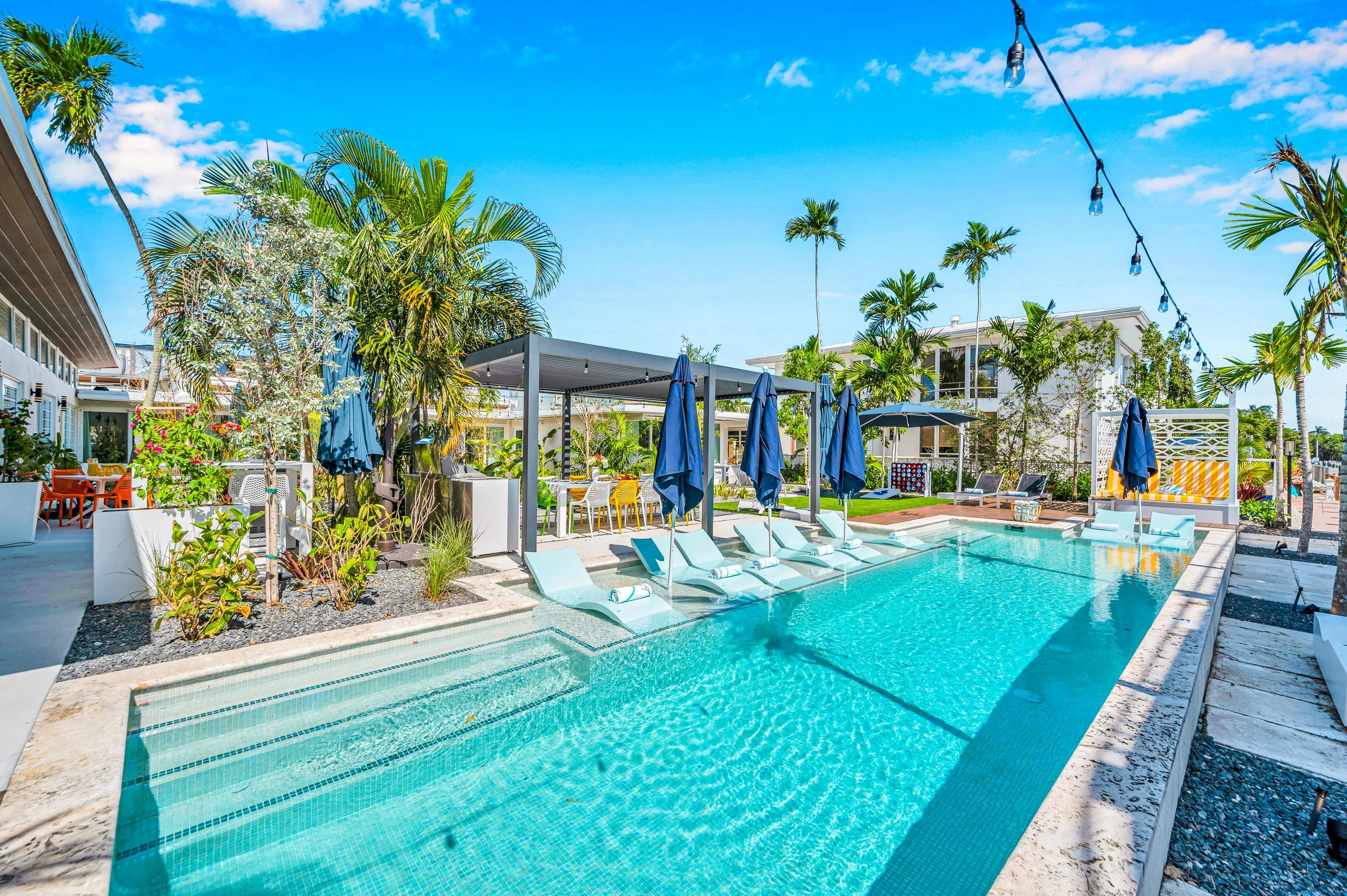 Abundant Modern Villa with Two Heated Pools — photograph 5