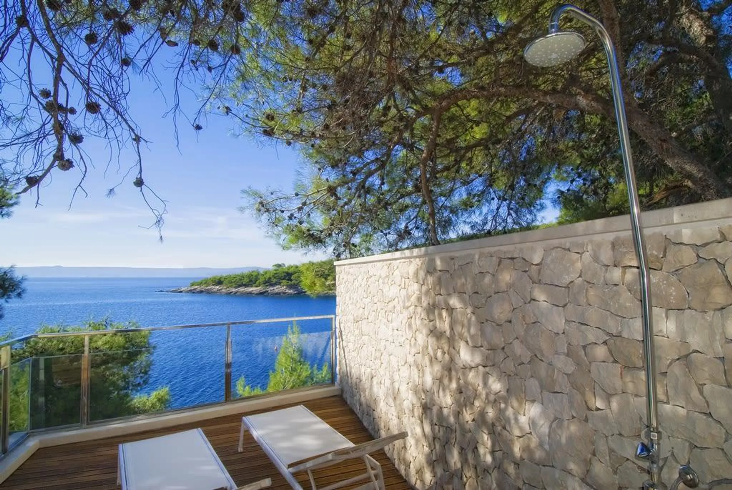 Relaxing Seafront Hideaway with Pool, Jacuzzi and Spacious Terraces — photograph 2