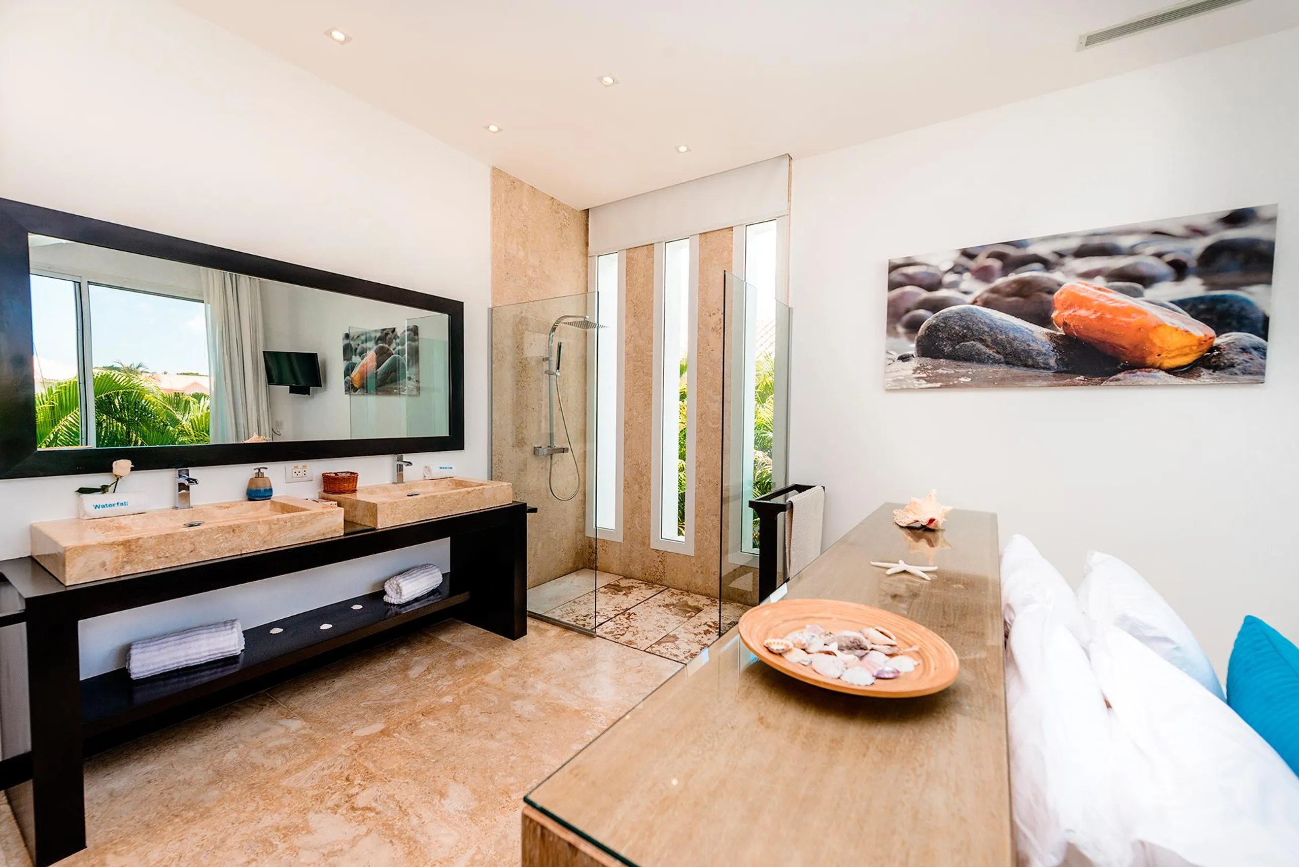 Exquisite Punta Cana Estate with Invigorating Pool — photograph 11