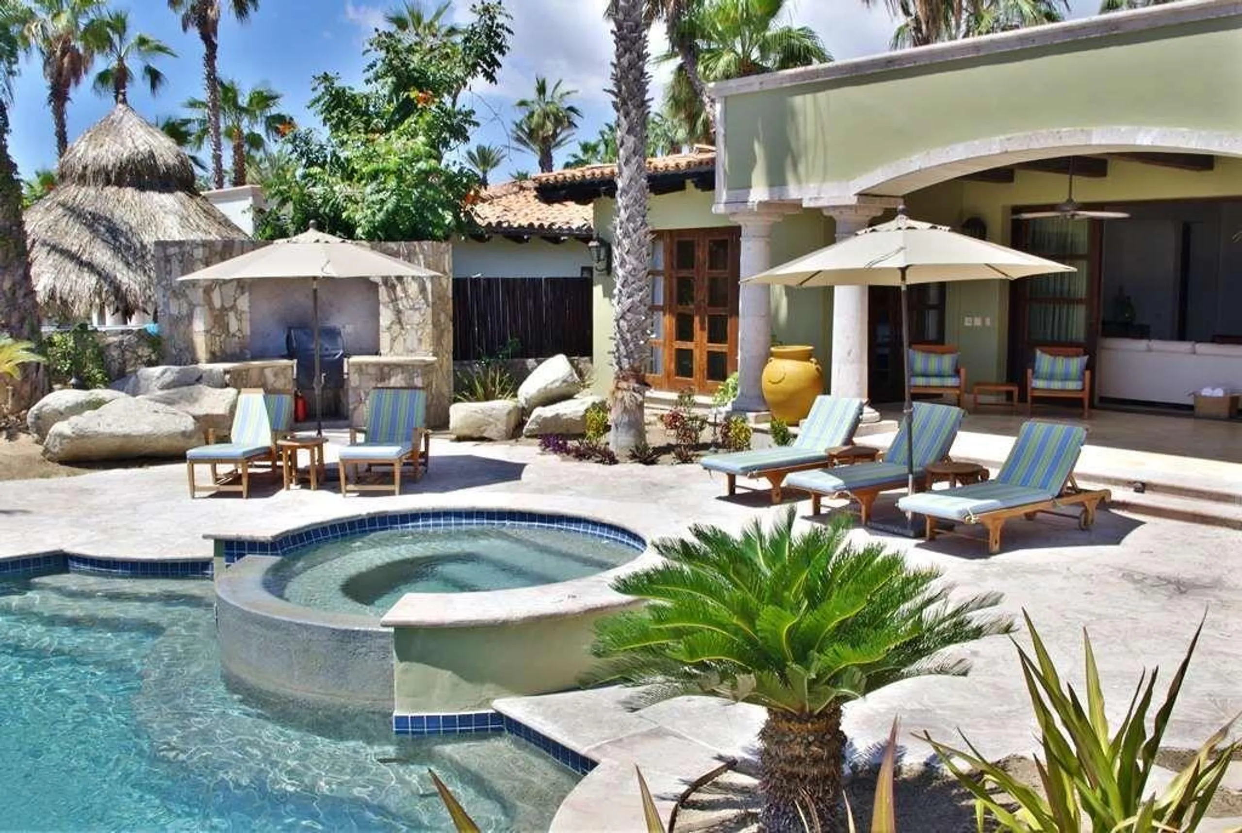 Punta Ballena Beachfront Villa with Private Pool and Ocean Views — photograph 2