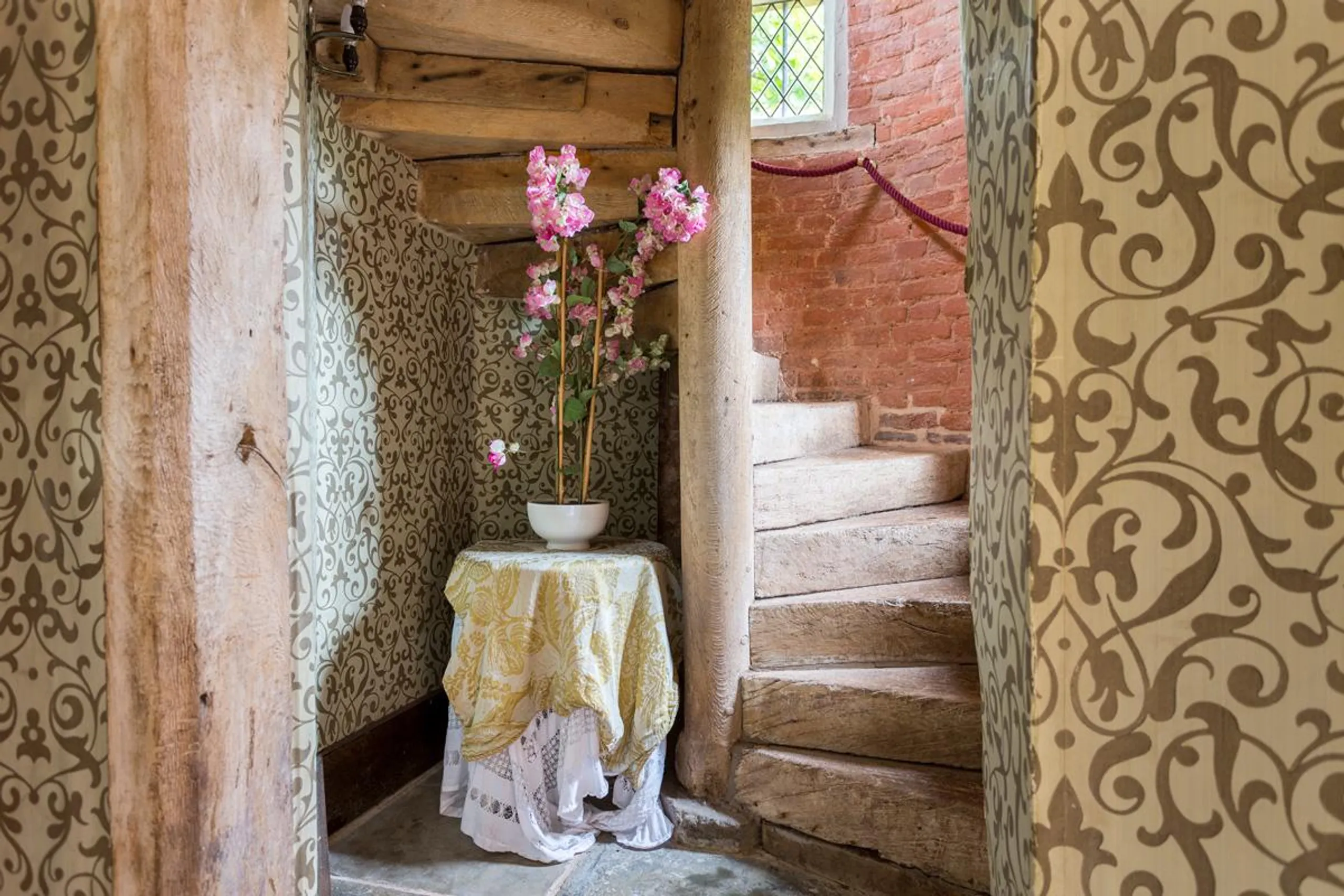 Serene Historic Villa with Sun Terraces and Garden Views of Ancient Woodland — photograph 4