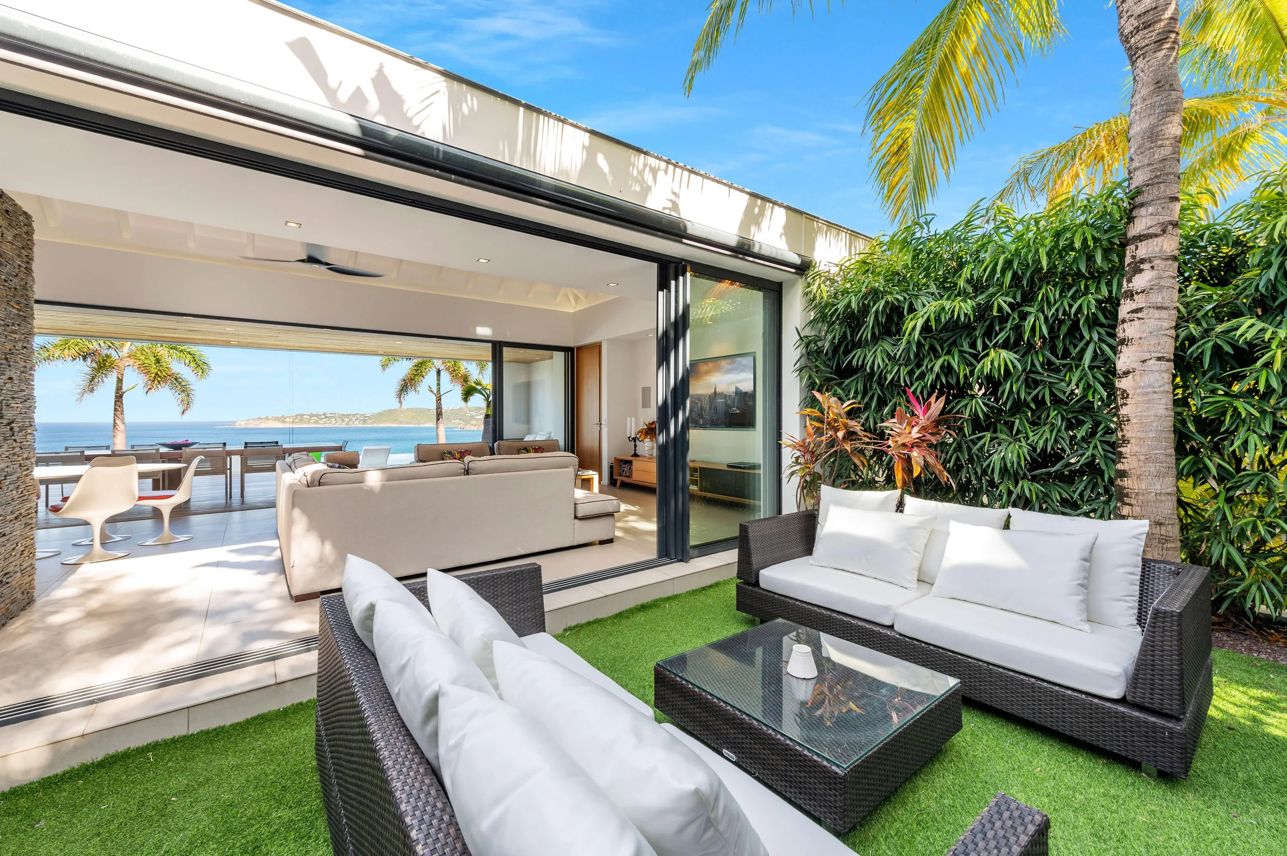 Captivating Majestic Villa with Infinity Pool and Awe-Inspiring Ocean Views — photograph 9