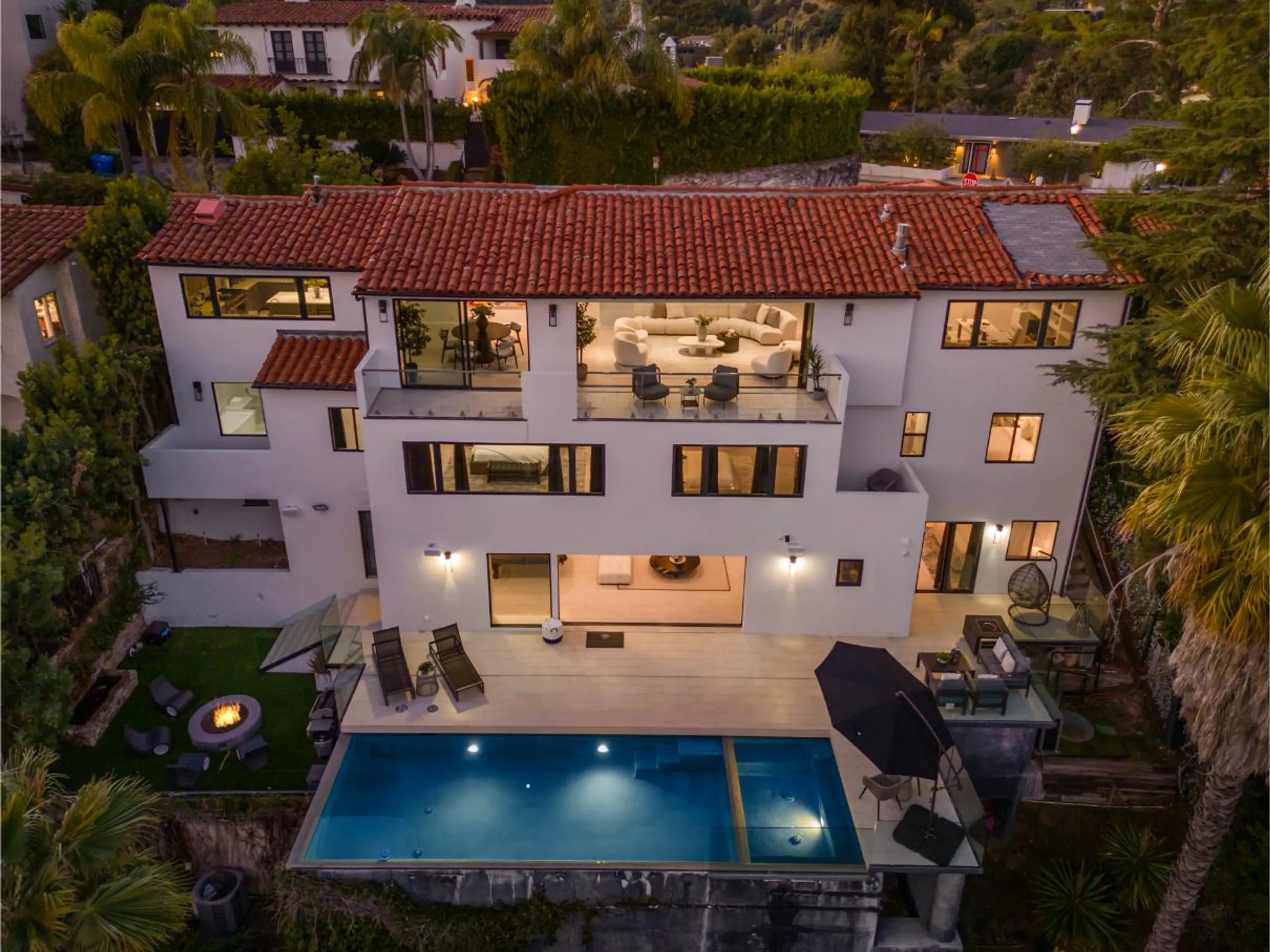 Magnificent Hollywood Hills Estate with Invigorating Pool — photograph 10