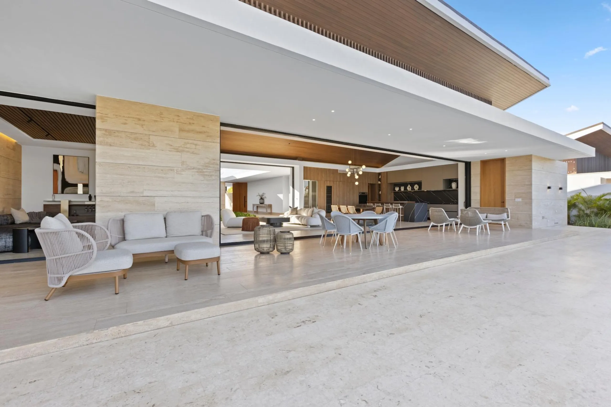 Splendorous Brand-new Modern Villa with Infinity Pool and Heated Jacuzzi — photograph 3