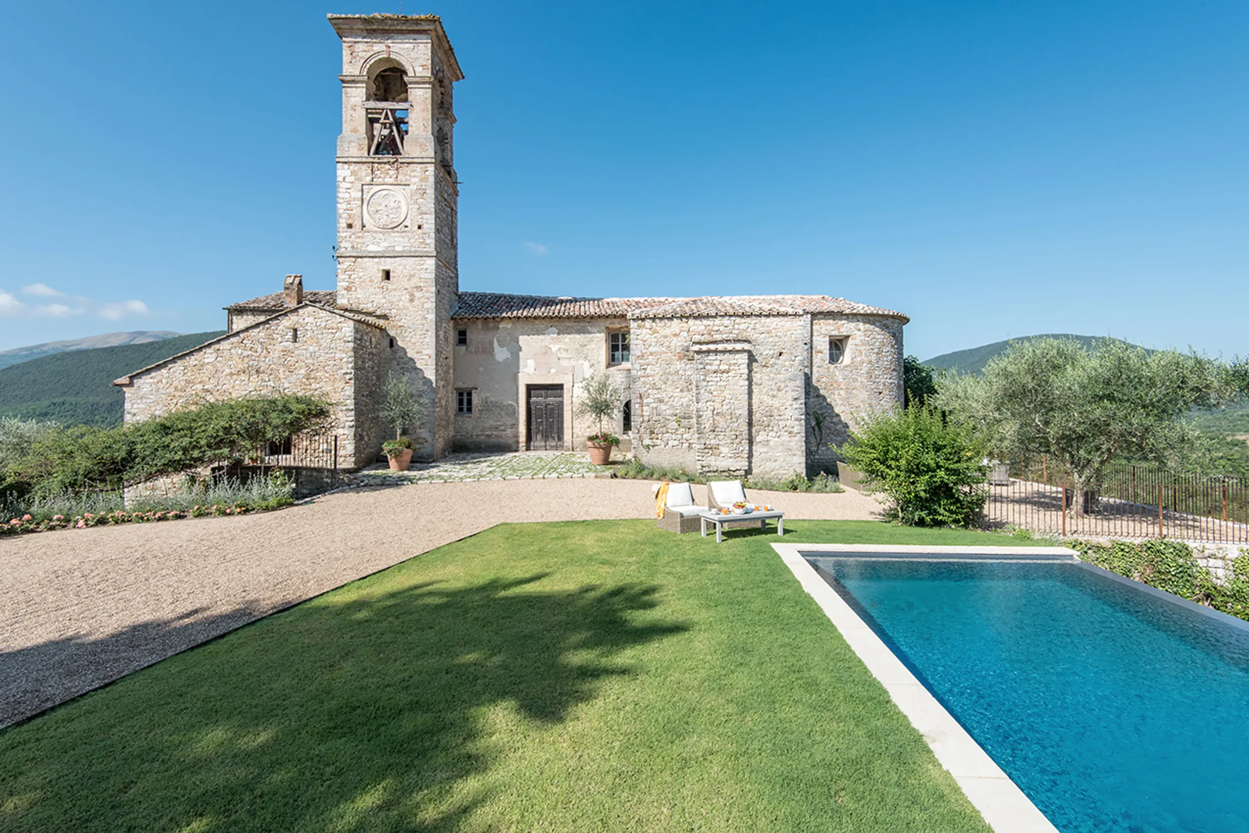 Opulent Perugian Charm with Private Pool and Overlooking Mountain Views — photograph 2