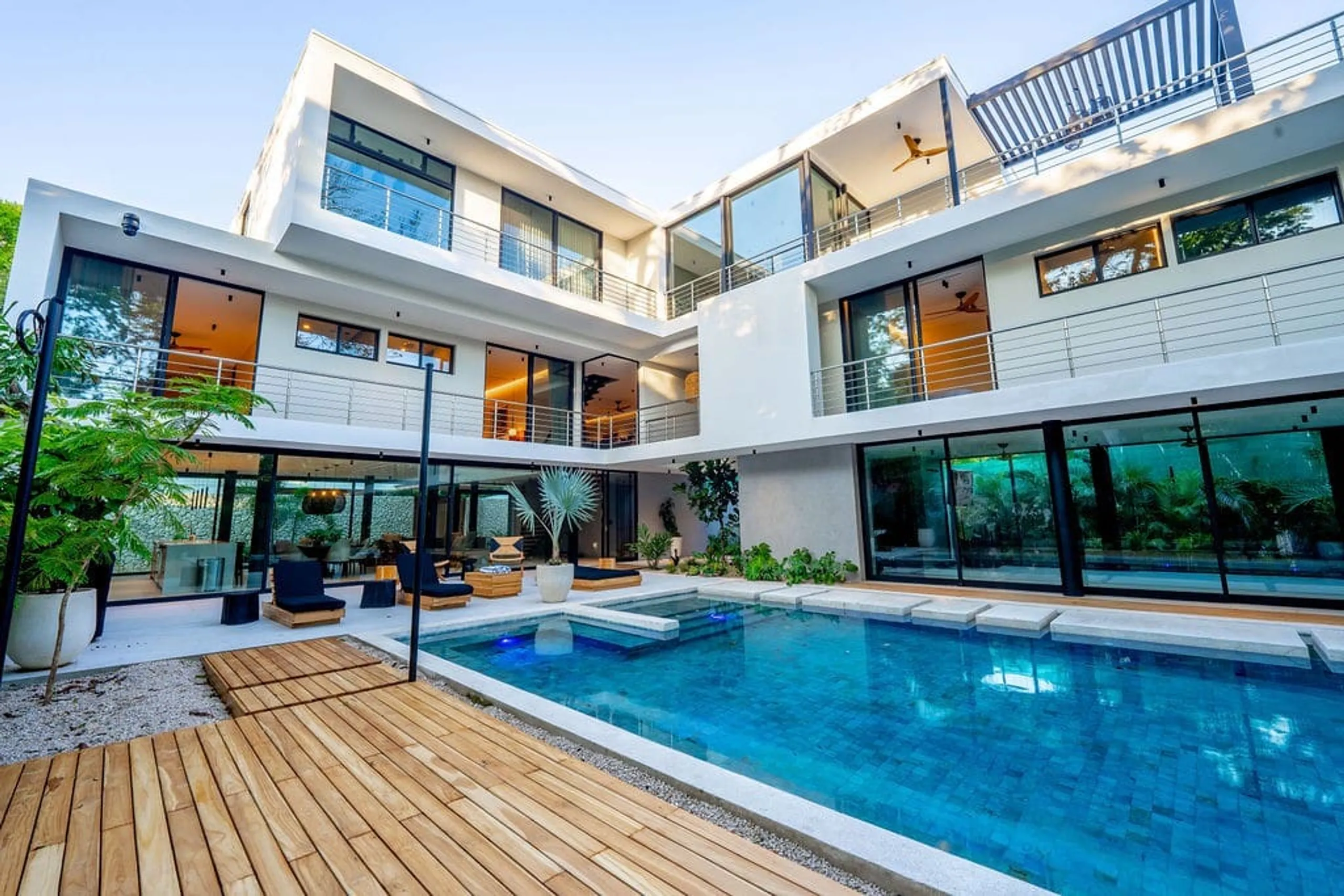Captivating Modern Sanctuary with Invigorating Pool — photograph 3