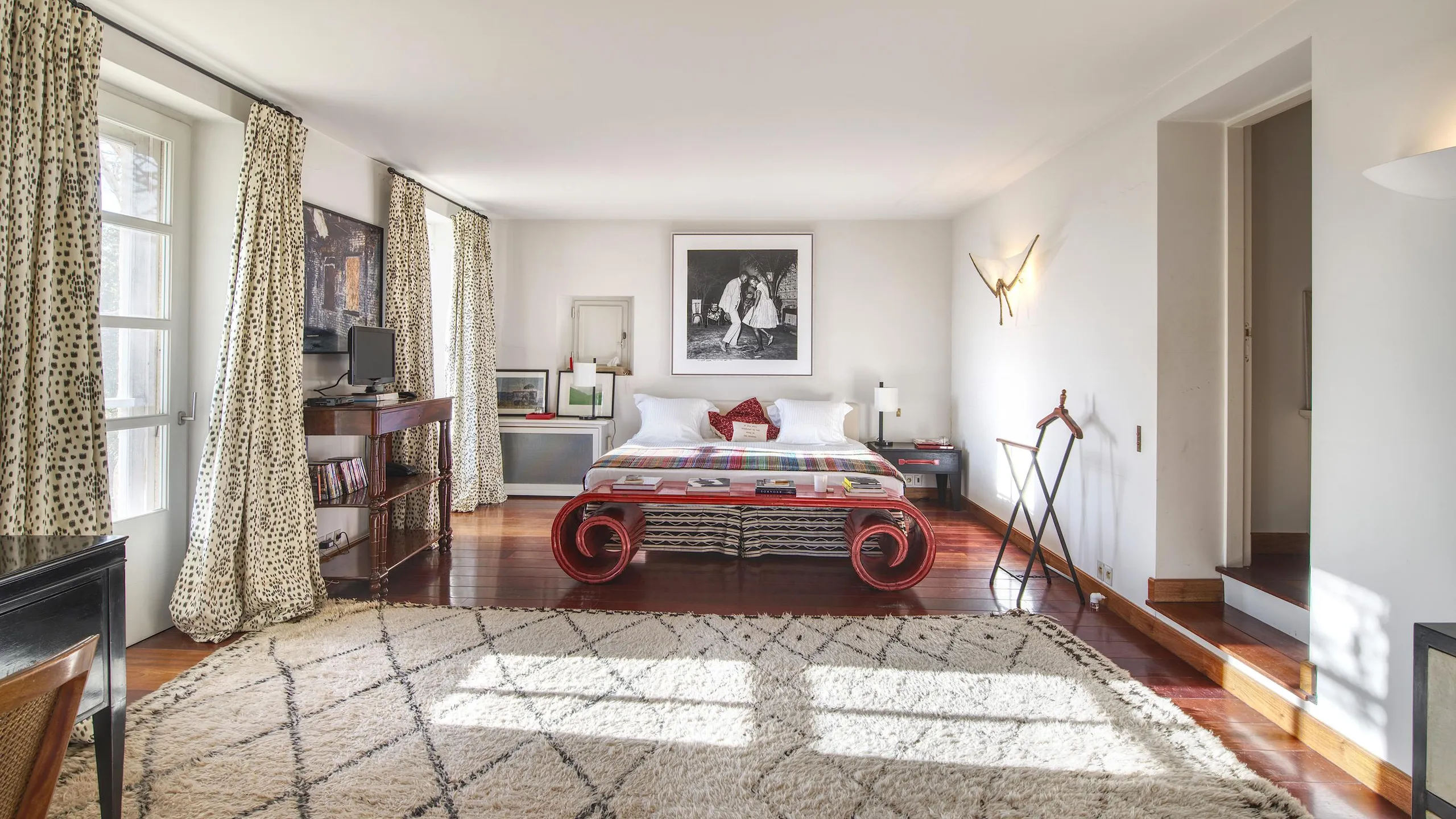 Sumptuous Escape Villa with Poolside and Panoramic Mountain Views — photograph 12