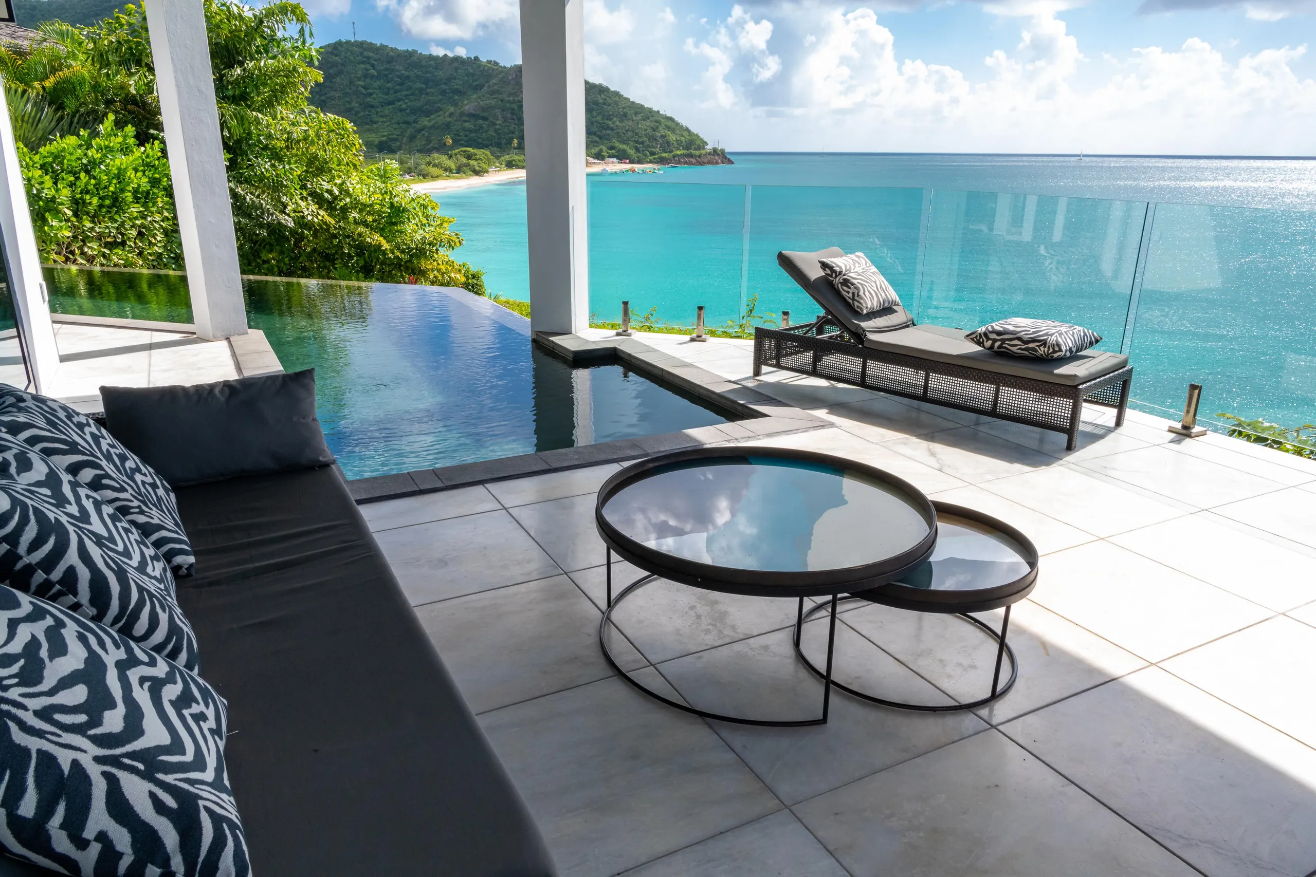 Prestige Oceanfront Villa with Infinity Pool and Spectacular Views — photograph 4