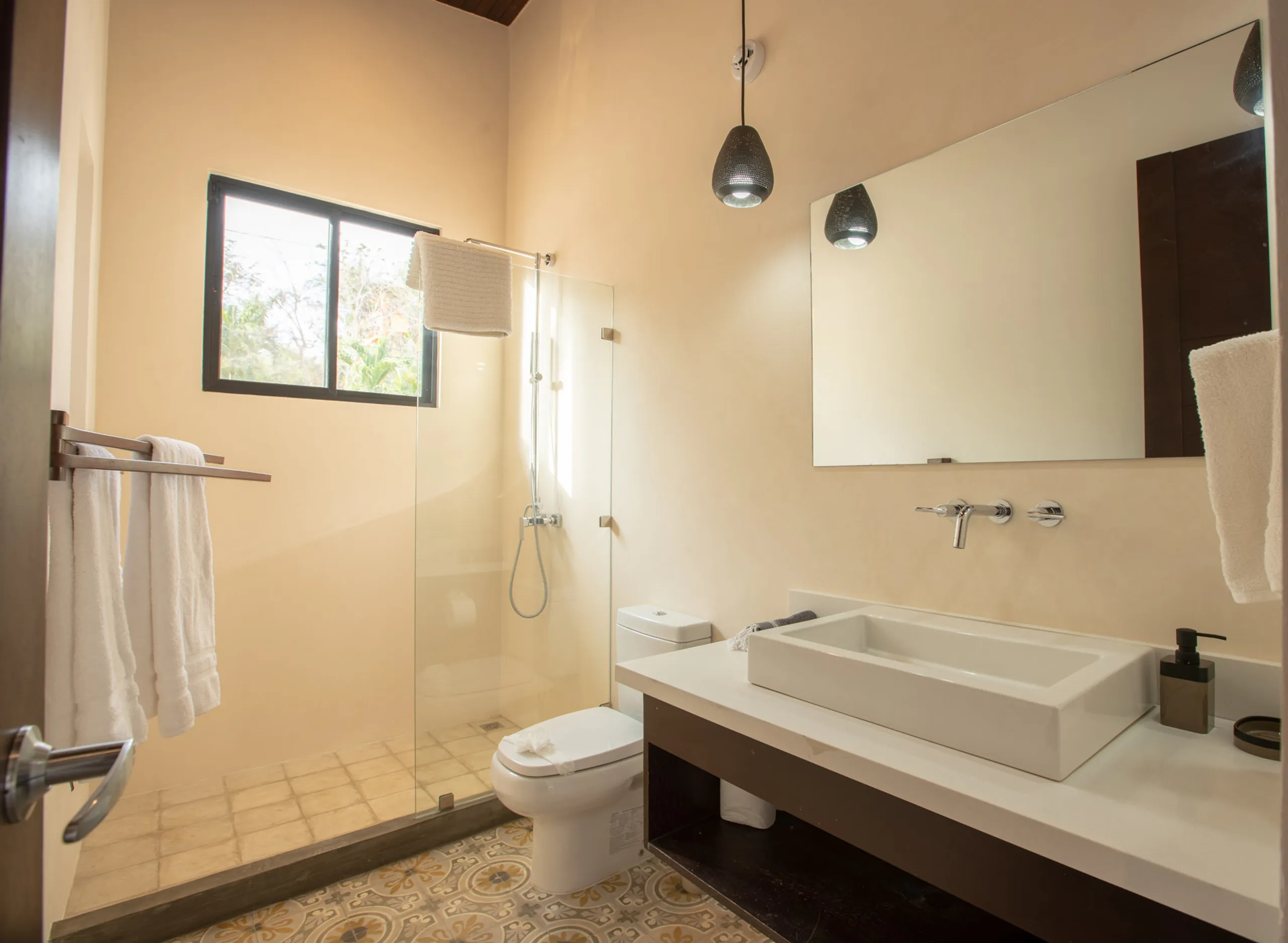 Opulent Stylish Villa with Private Pool, and Beach Access — photograph 6