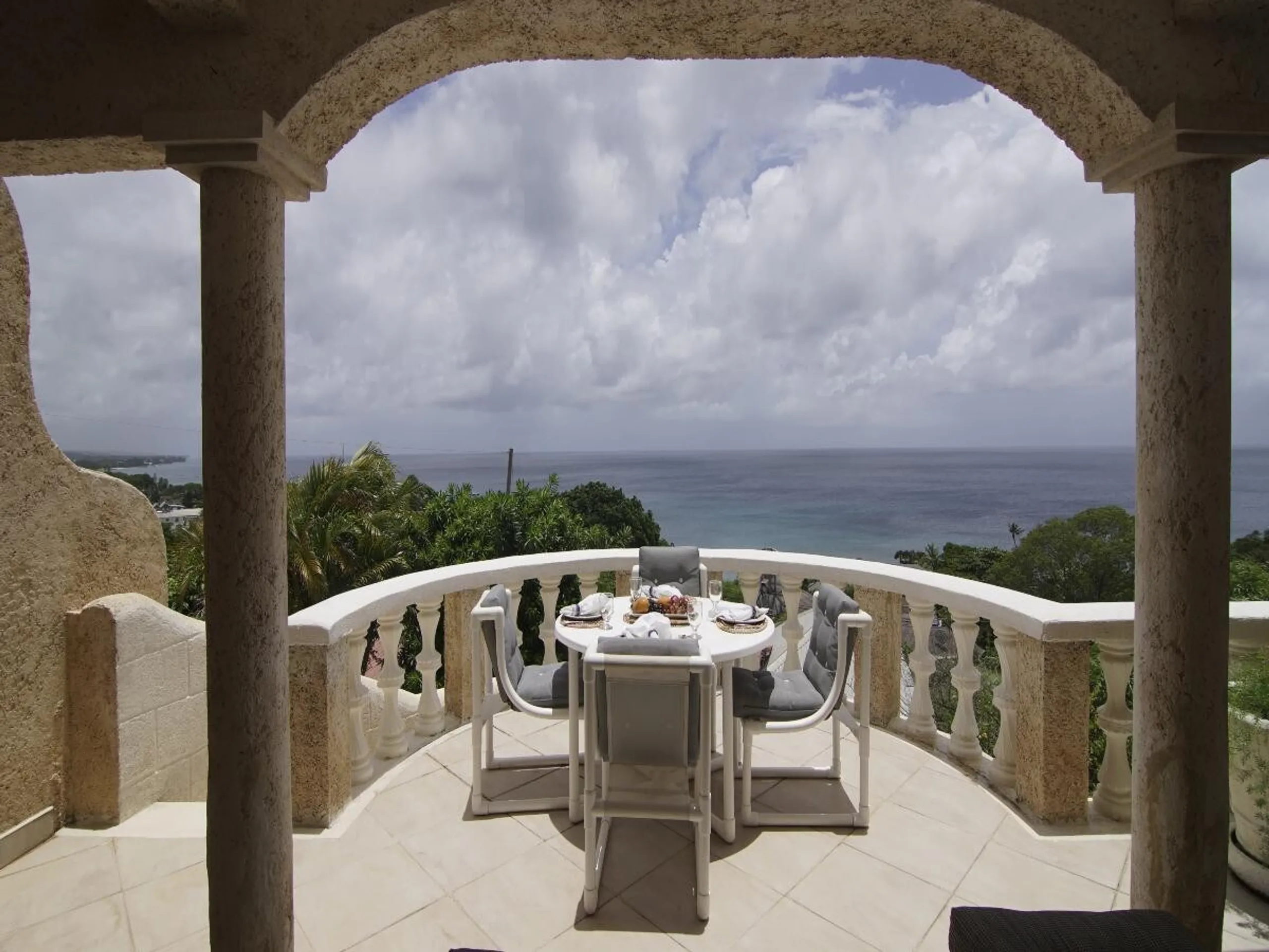 Ornate Villa in West Coast with Pool and Lovely Ocean Views — photograph 4
