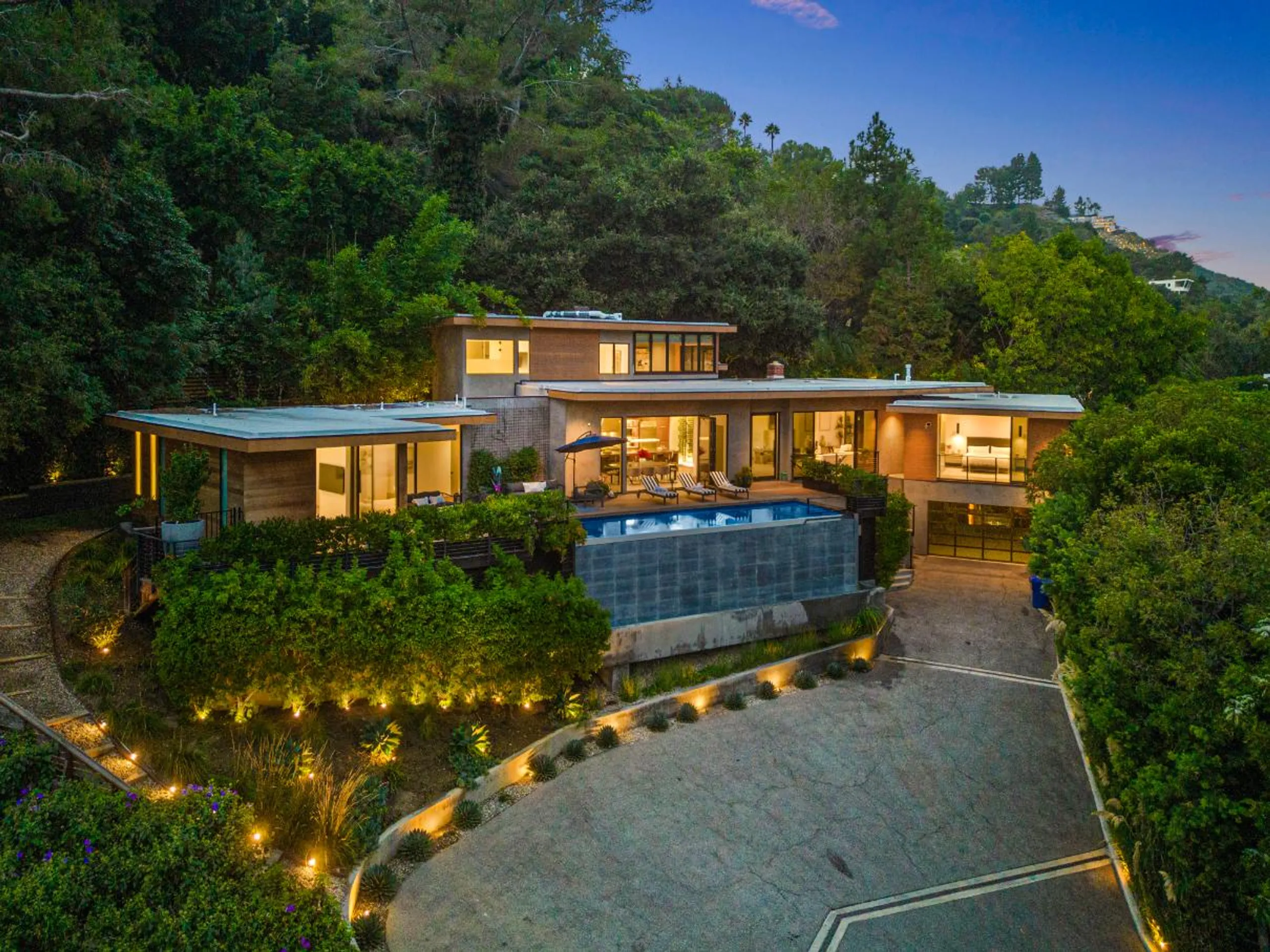 Gorgeous Beverly Hillside Retreat with Infinity Pool and Views, Beverly Hills
