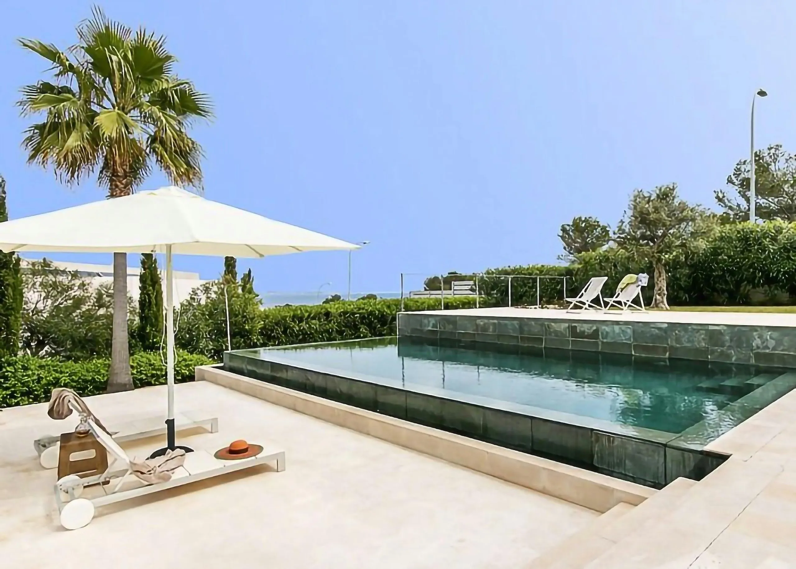 Superb Refinement in this Spanish Villa with Infinity Pool — photograph 3