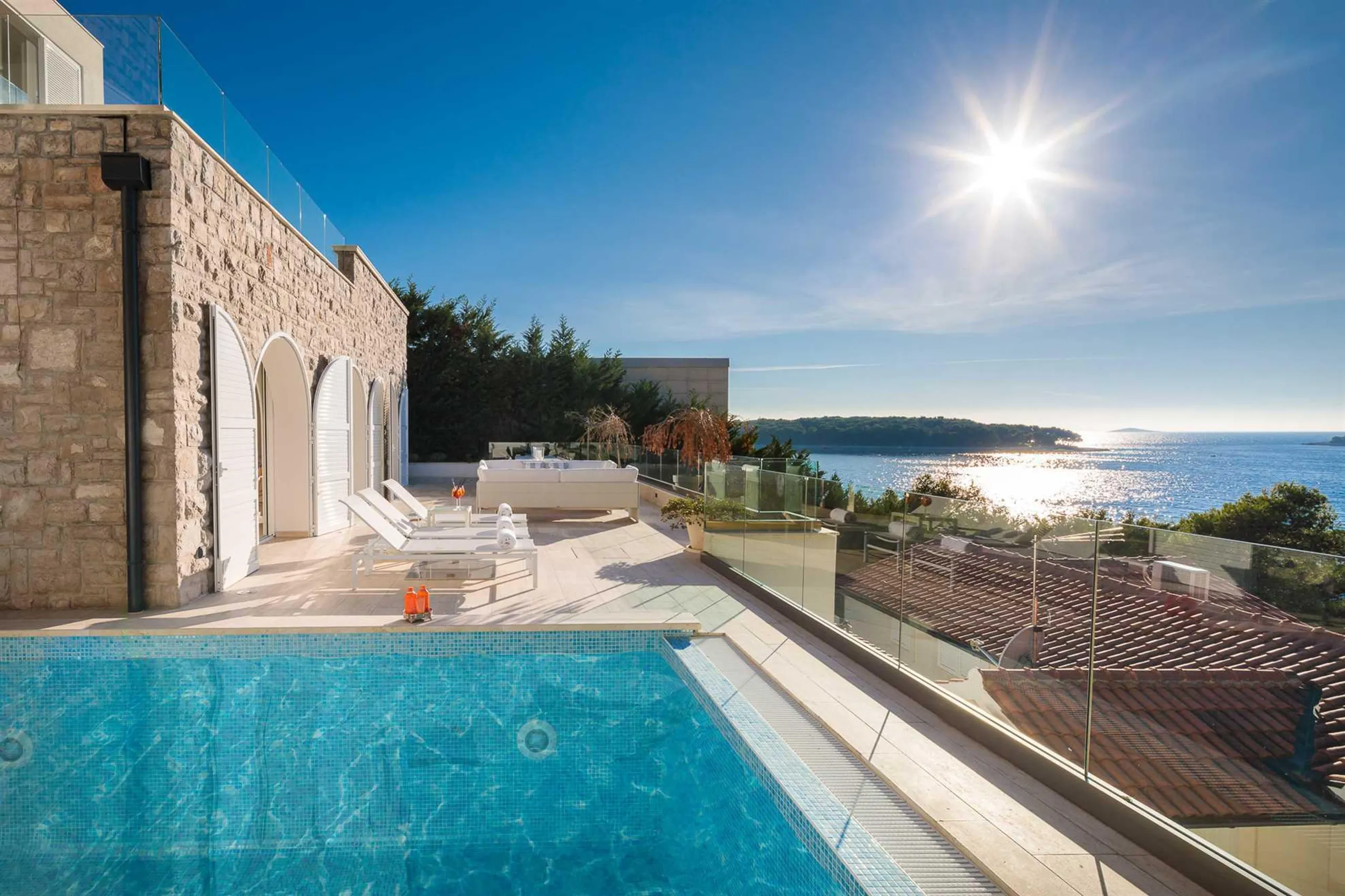 Elegantly Appointed Villa in the Center of Primošten with Large Private Swimming Pool, and Views of Mediterranean Greenery and Infinite Sea — photograph 2