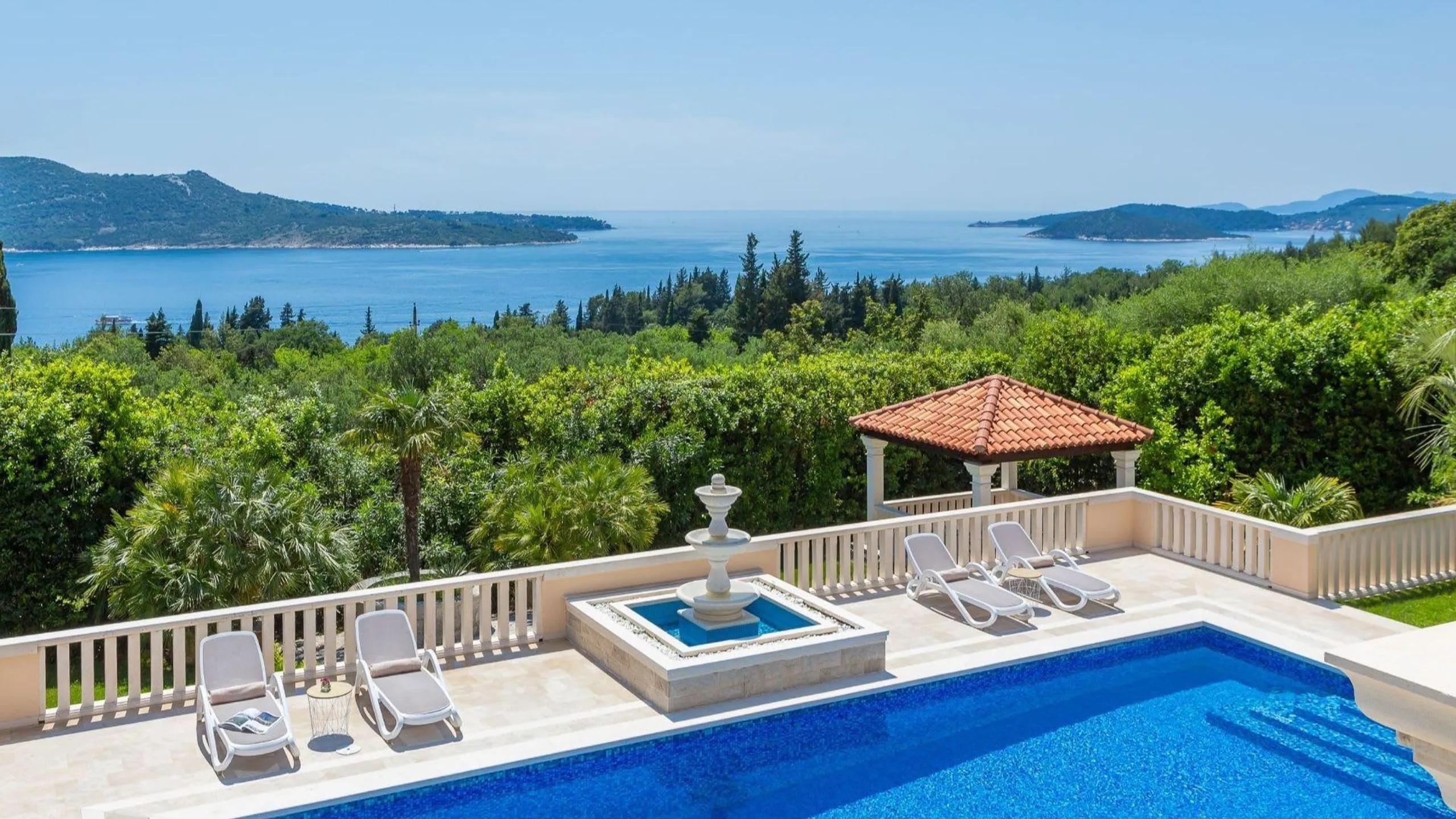 Captivating Coastal Villa with Invigorating Pool — photograph 10