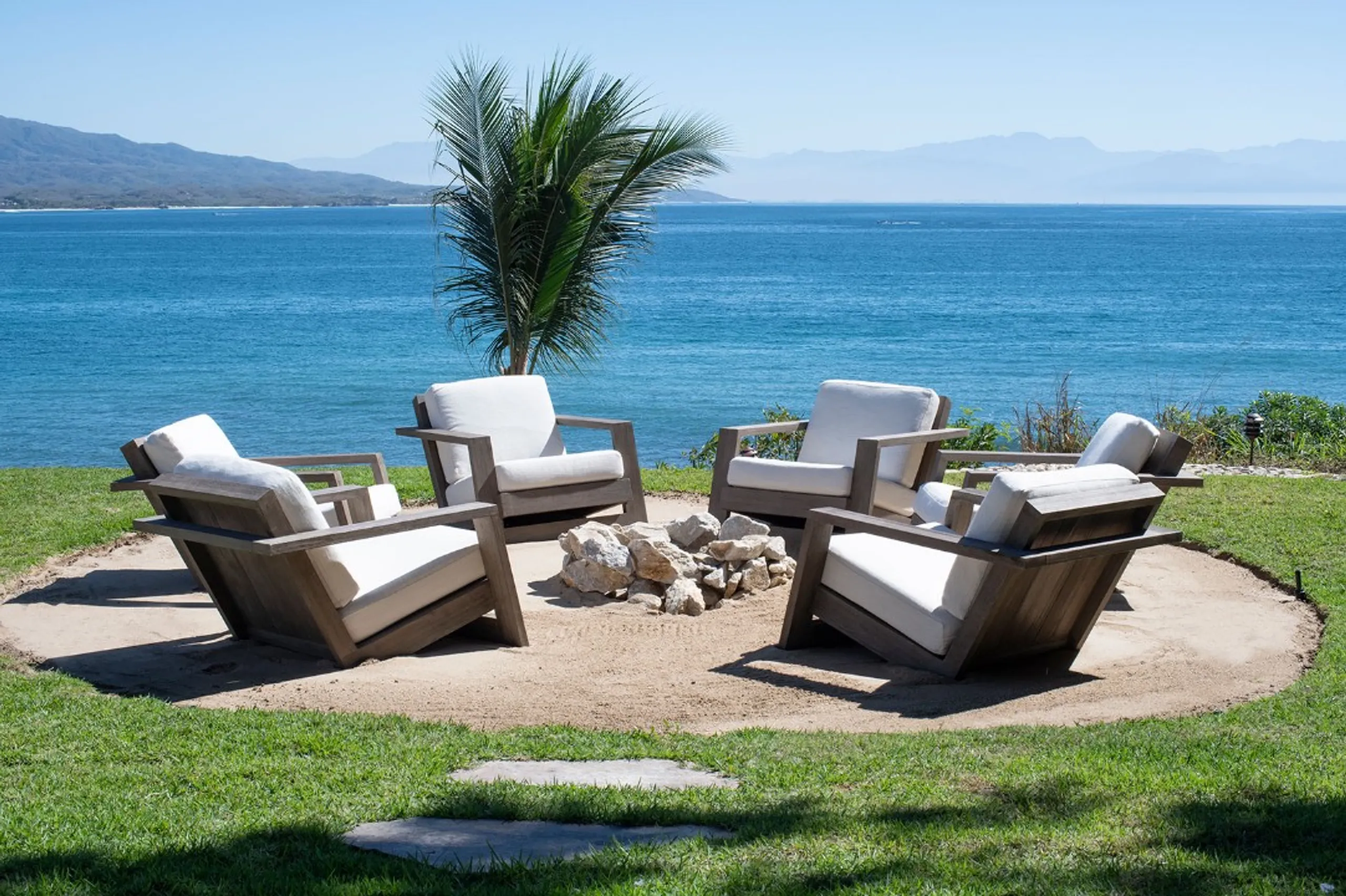 Resplendent La Punta Villa with Infinity Pool & Surf Break Access — photograph 10