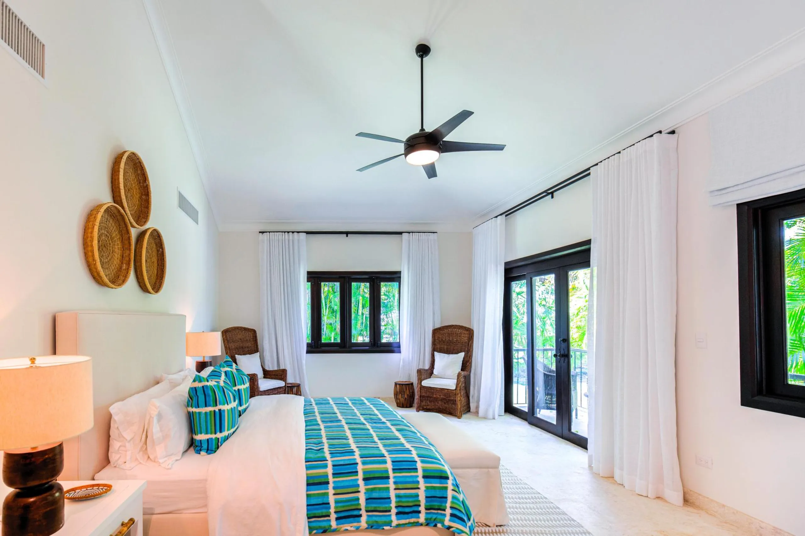 Traditional Tropical Villa with Sparkling Pool — photograph 7