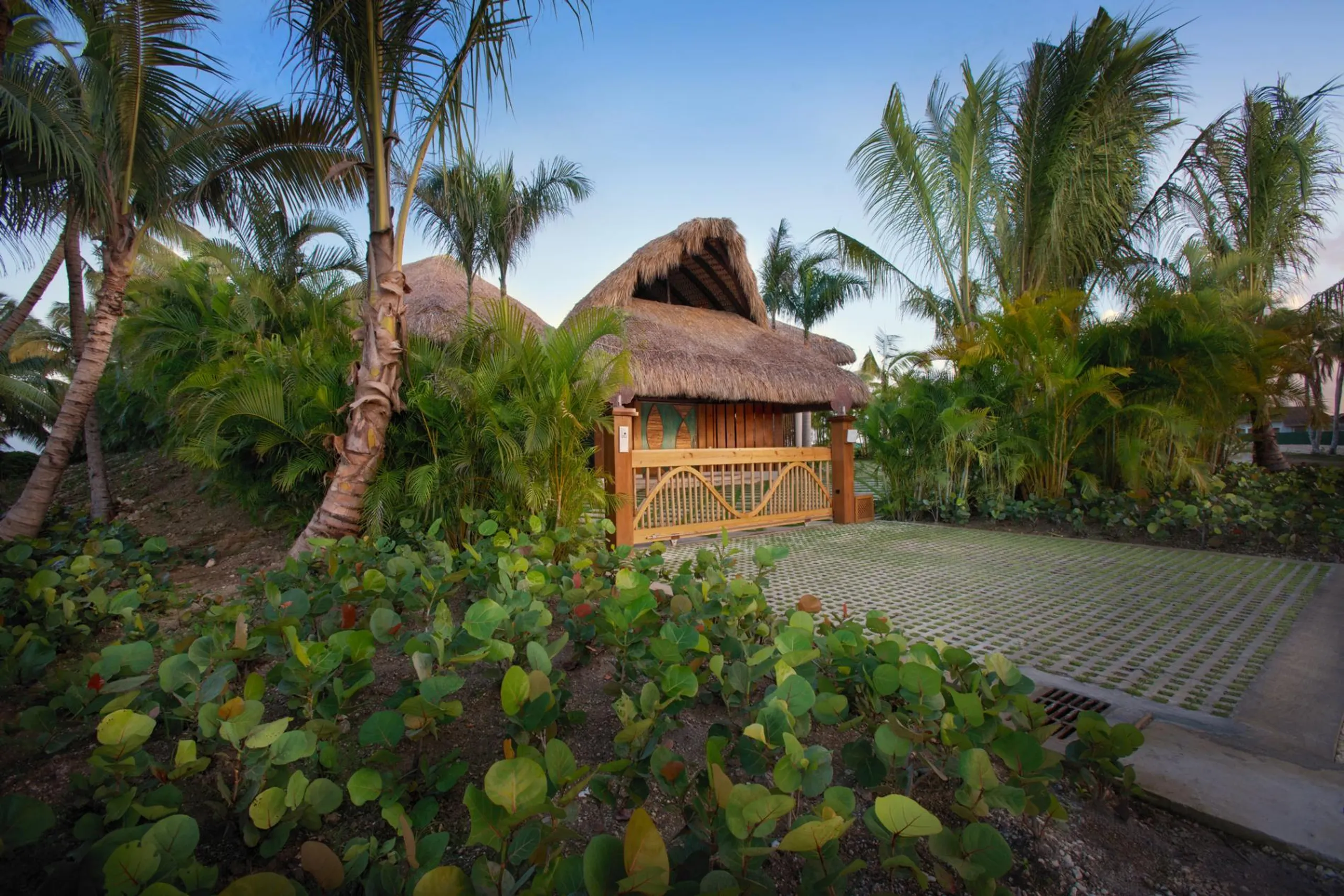 Travel-Inspired Villa with Private Pool Designed by Antonio Imbert and Patricia Reid — photograph 6