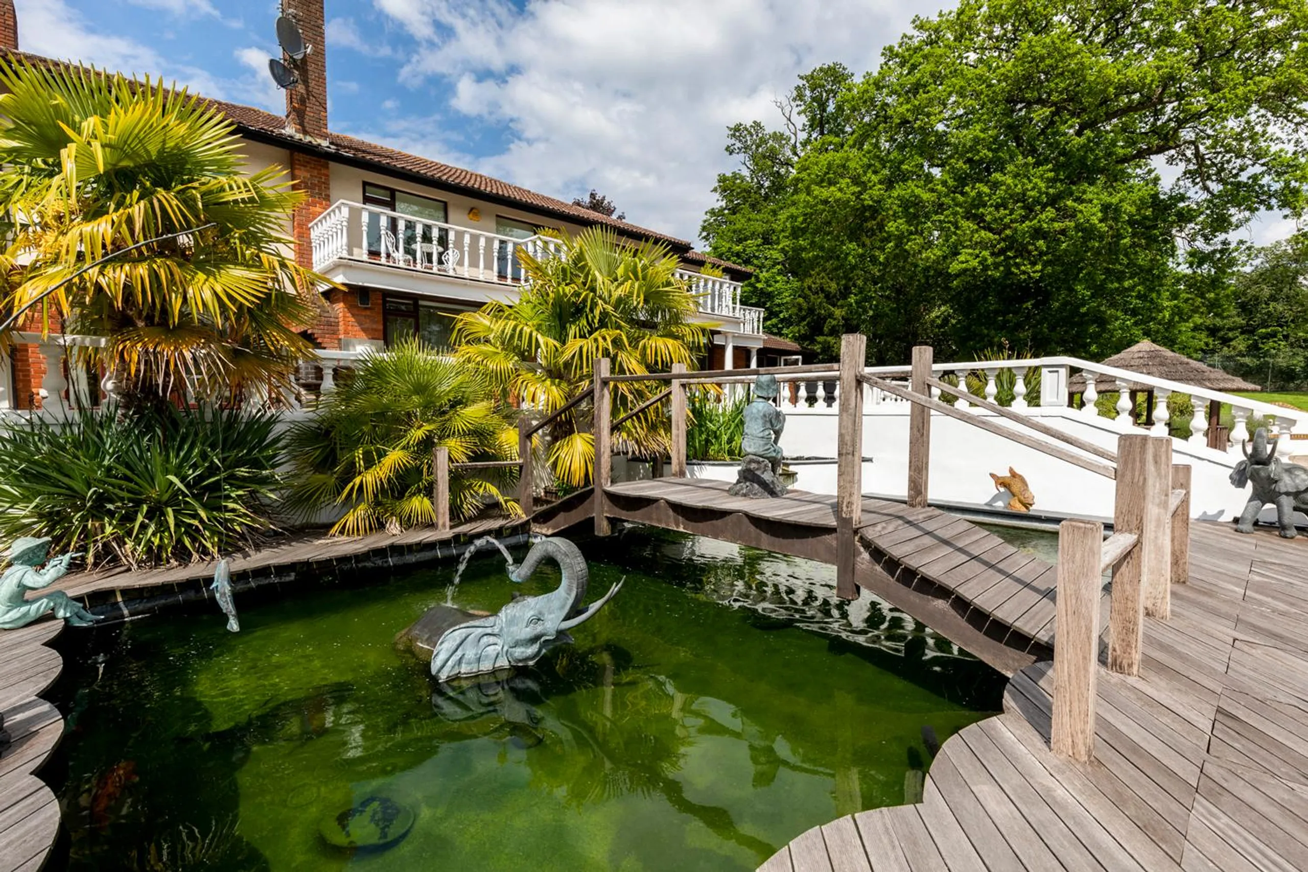 Captivating 10-Acre Estate with Private Pool, Patio and Summerhouse — photograph 11