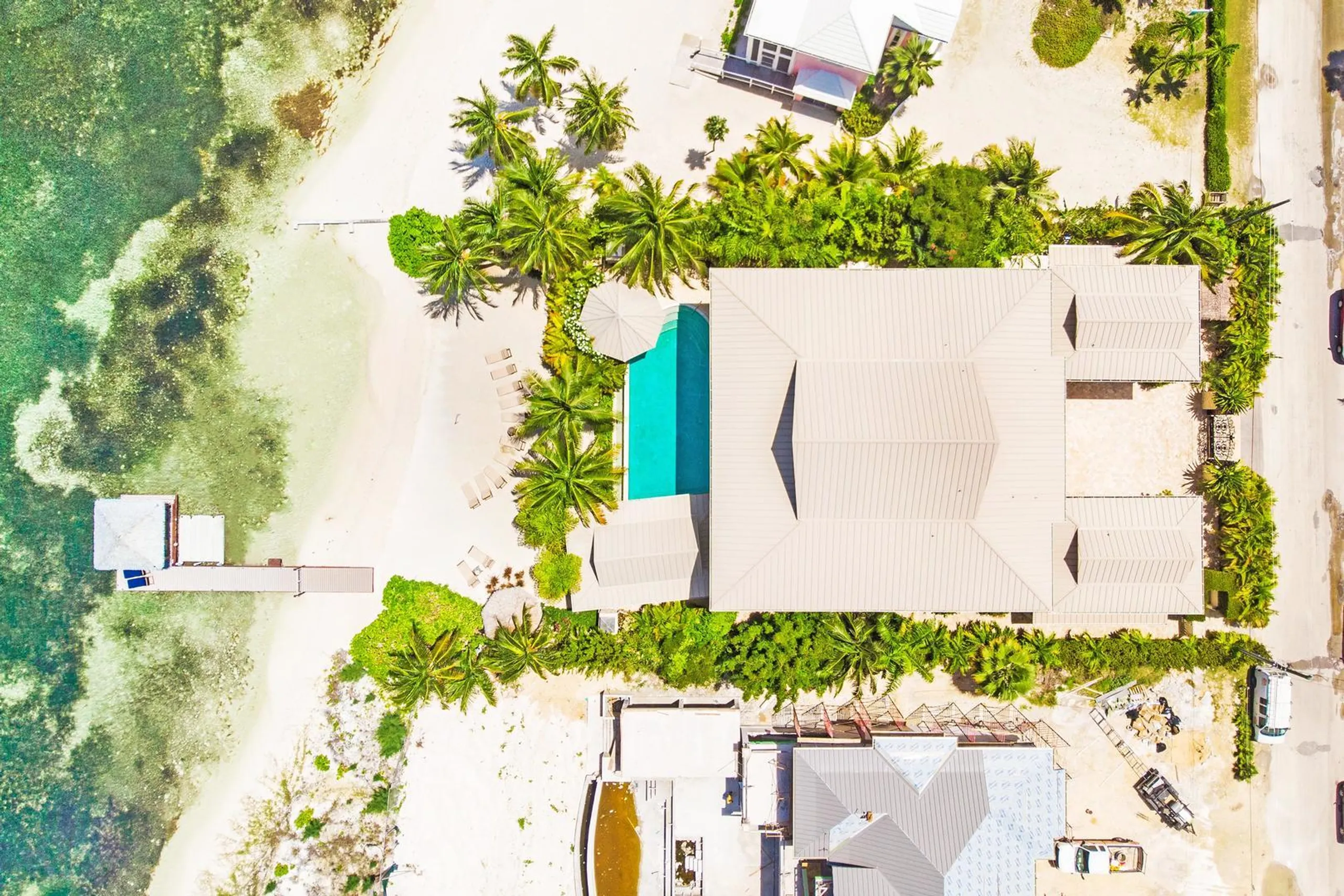 Ocean Front Cayman Paradise Estate with Infinity Pool and Ocean Views — photograph 5
