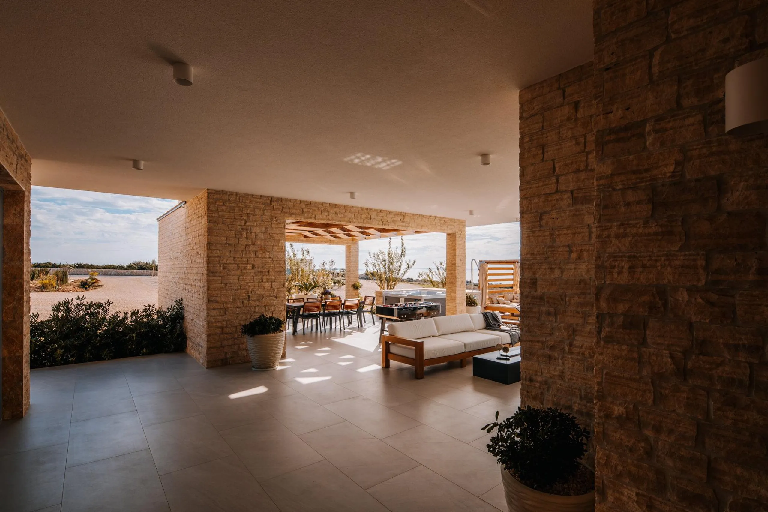 Exquisite Two-Story Villa with Infinity Pool, Jacuzzi and Spectacular Sea Views — photograph 6