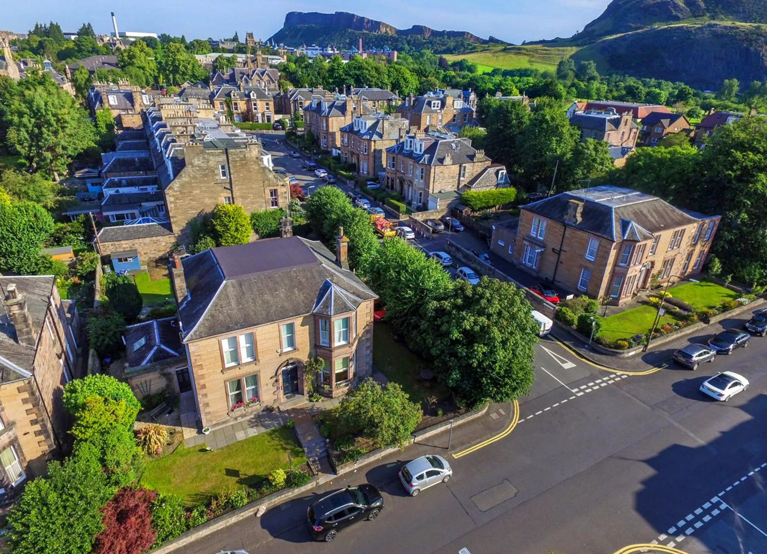 Prestigious 6BR Villa in Edinburgh with High Ceilings — photograph 4