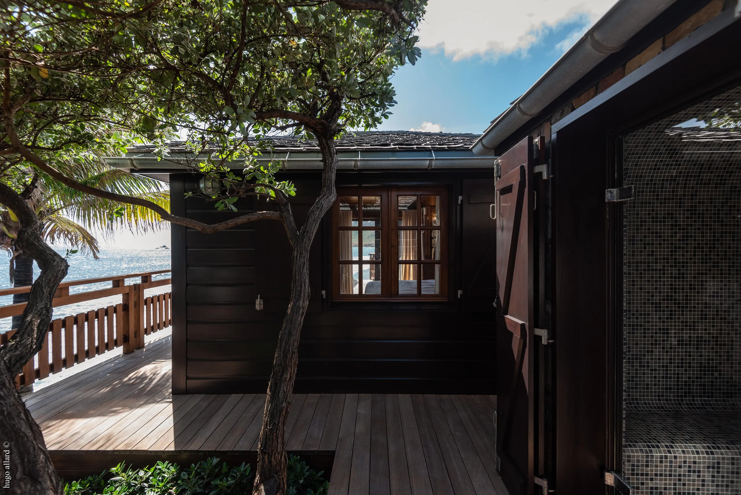 Majestic Oceanside Villa with Invigorating Pool — photograph 10