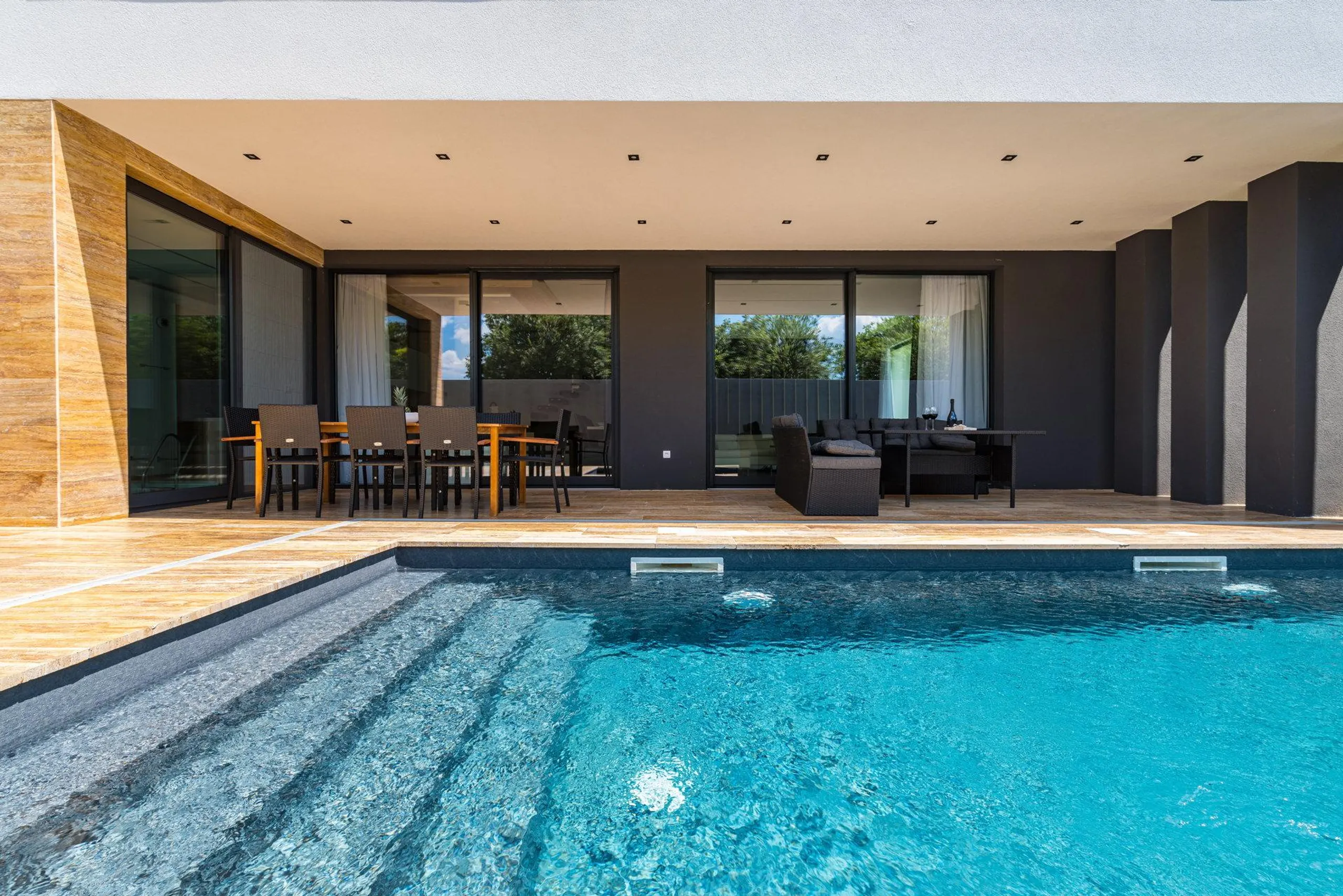 Breathtakingly Beautiful Villa with Dual Pools and Spectacular Views — photograph 3