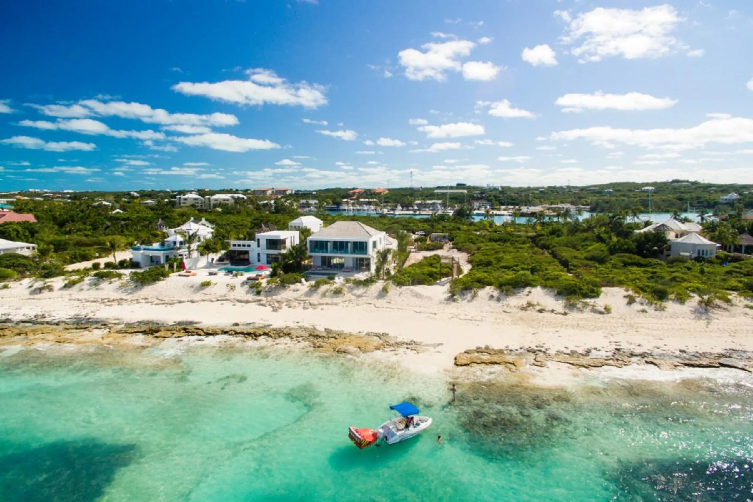 Contemporary Modern Beachfront Villa with Private Pool in Turks & Caicos — photograph 2