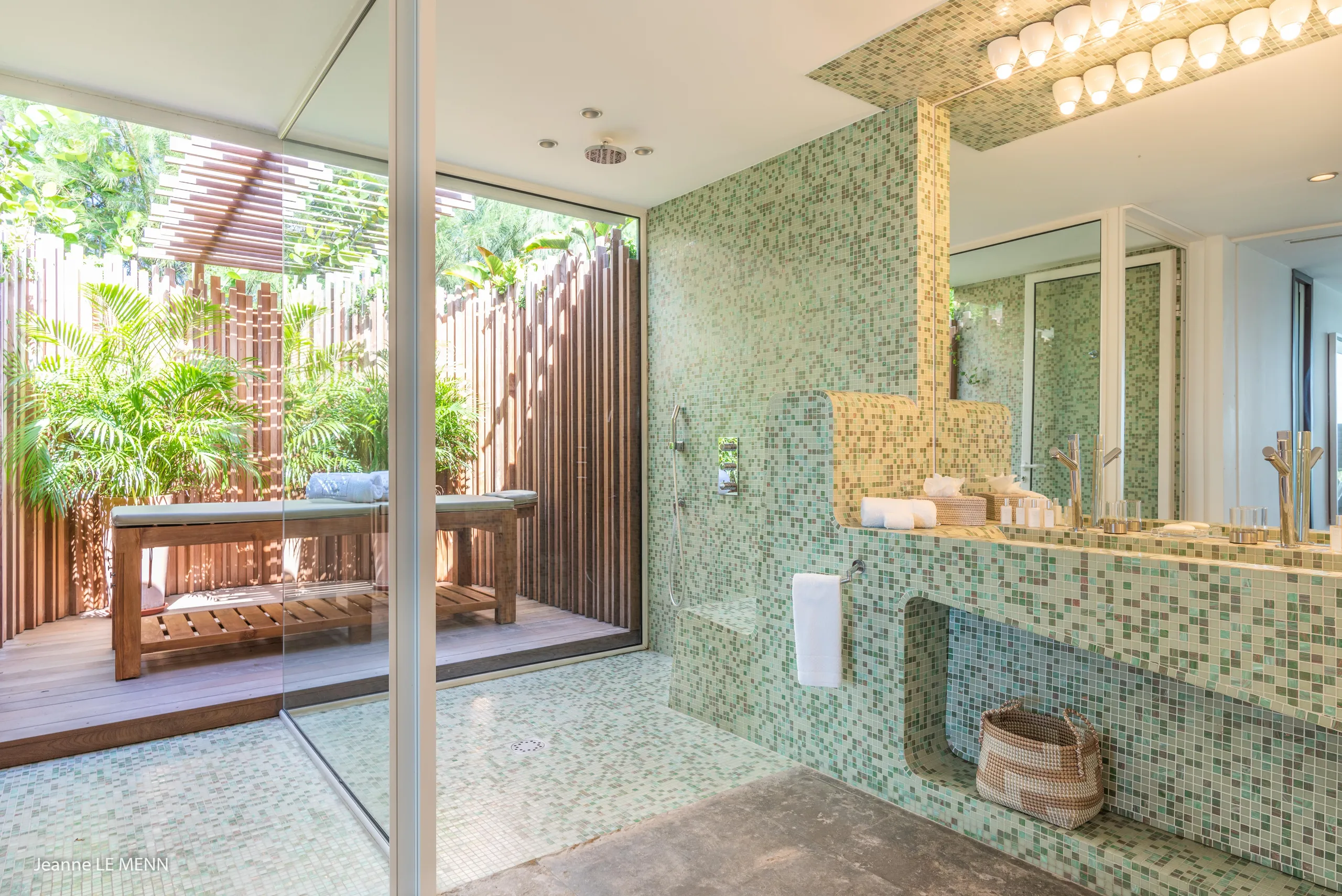 Contemporary Seaview Villa with Private Pool and Fitness Room — photograph 12