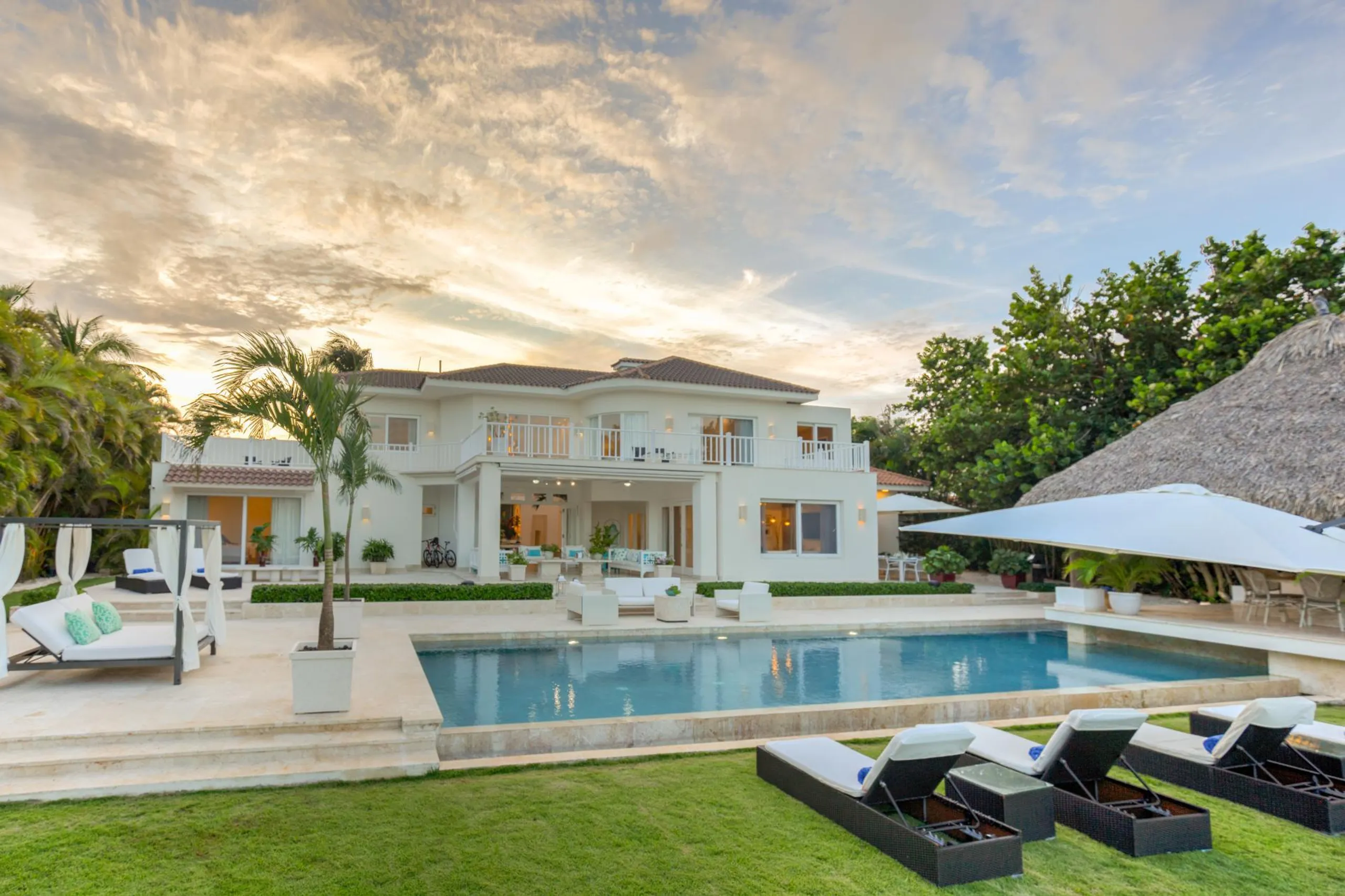 Exquisite Eight Bedroom Villa with Private Pool Overlooking Caribbean Golf Course — photograph 9