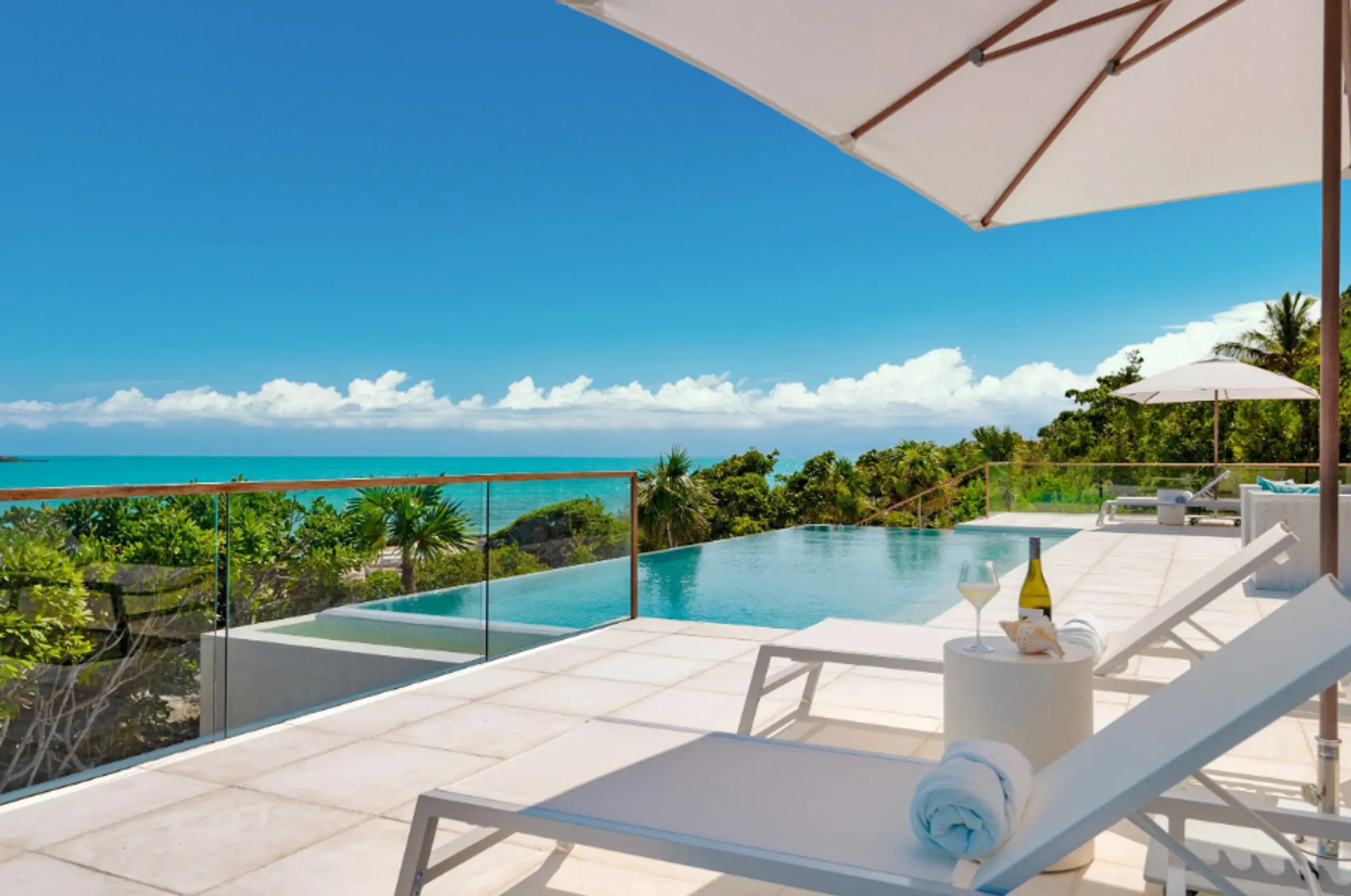 Contemporary Beach House with Breathtaking Ocean Views and Private Beach — photograph 6