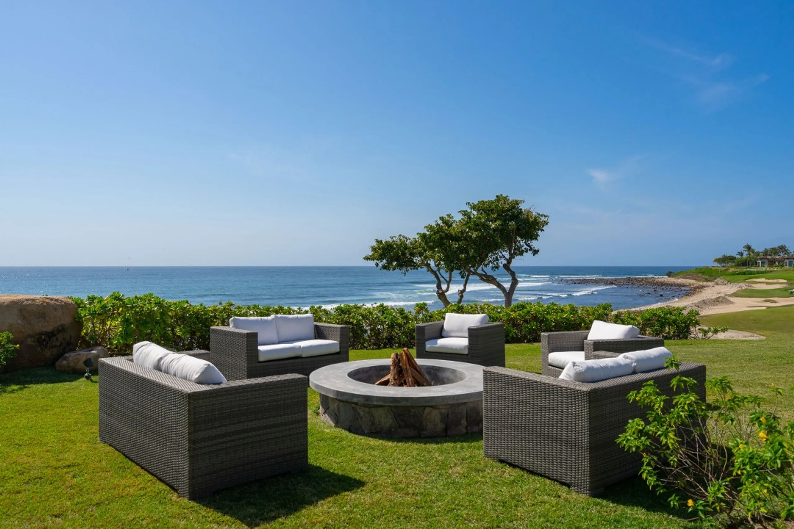 Breathtakingly Beautiful Oceanfront Villa with Infinity Pool, Firepit & Ocean Views — photograph 7